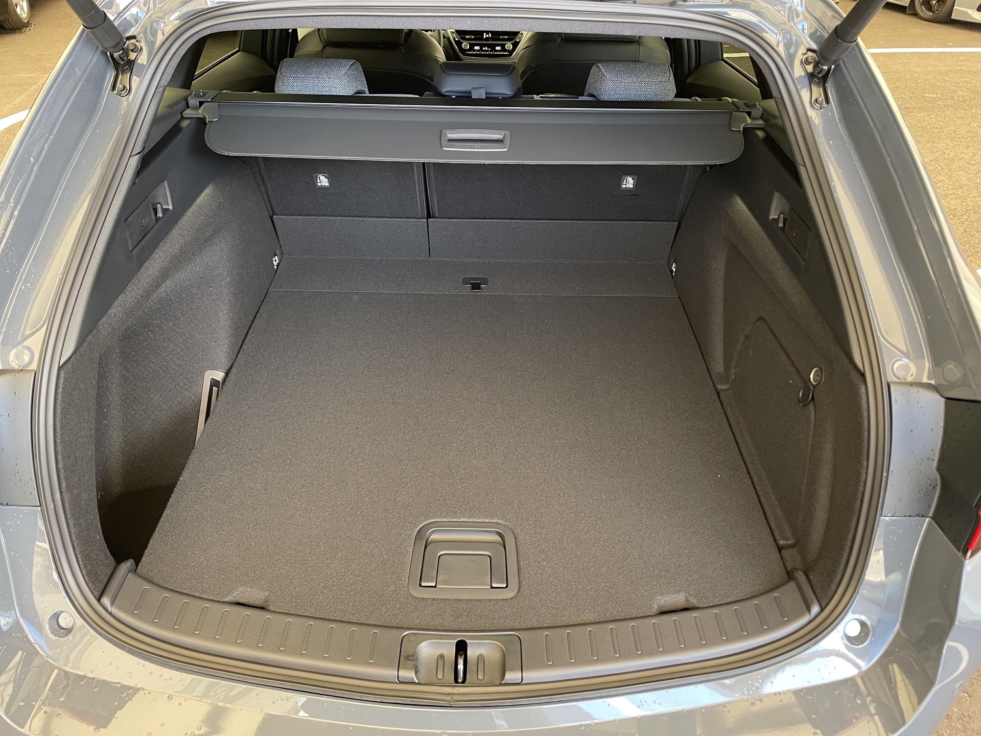 TOYOTA Corolla Touring Sports 2.0 HSD Swiss Edition-image-13