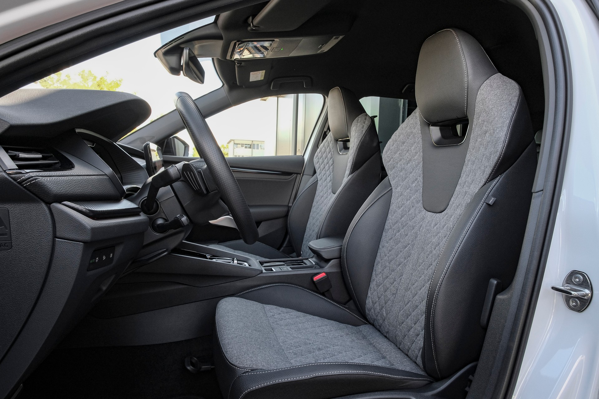 SKODA Octavia Combi 1.5 TSI mHEV DSG SportLine-image-9