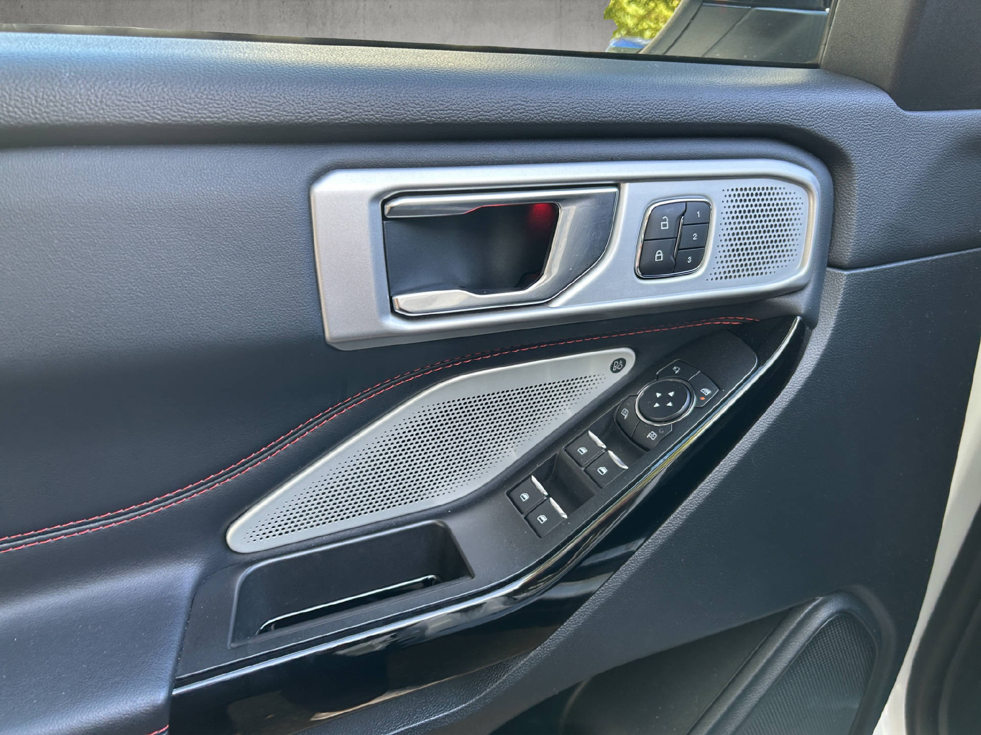 FORD Explorer 3.0 V6 Plug-in Hybrid ST-Line-image-12