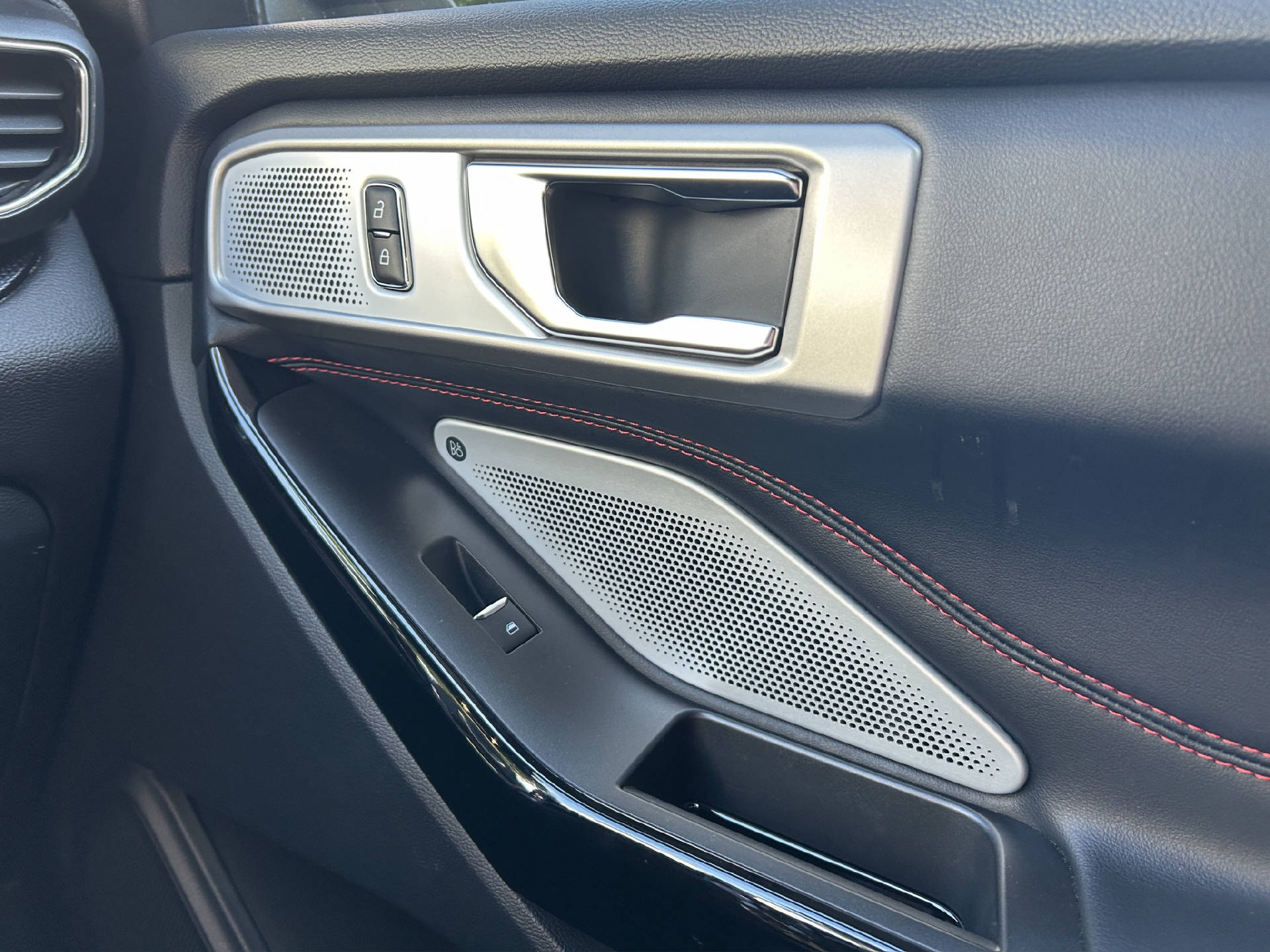 FORD Explorer 3.0 V6 Plug-in Hybrid ST-Line-image-17