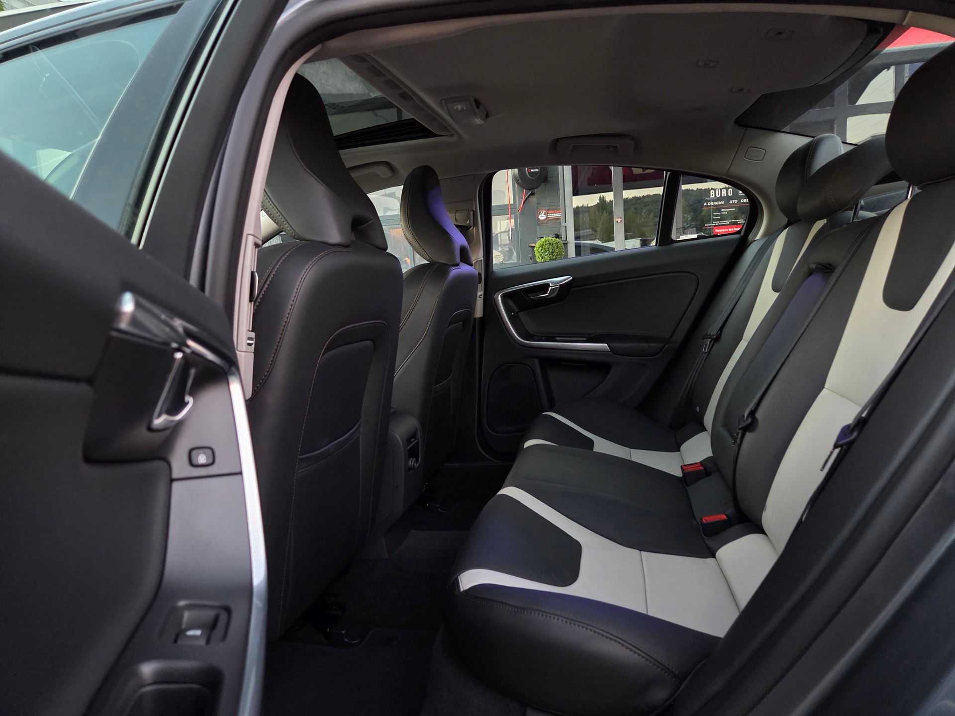 VOLVO S60 Cross Country T5 AWD Summum Geartronic-image-18