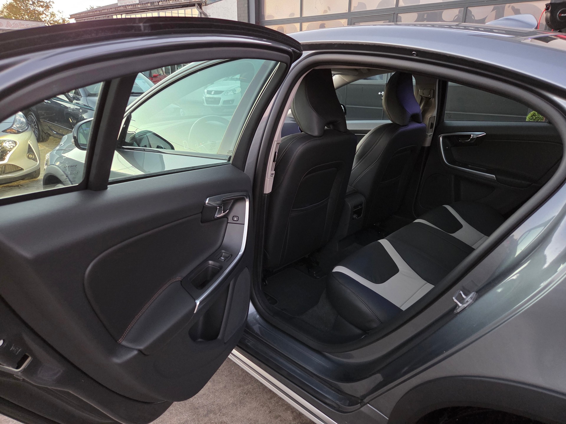VOLVO S60 Cross Country T5 AWD Summum Geartronic-image-17