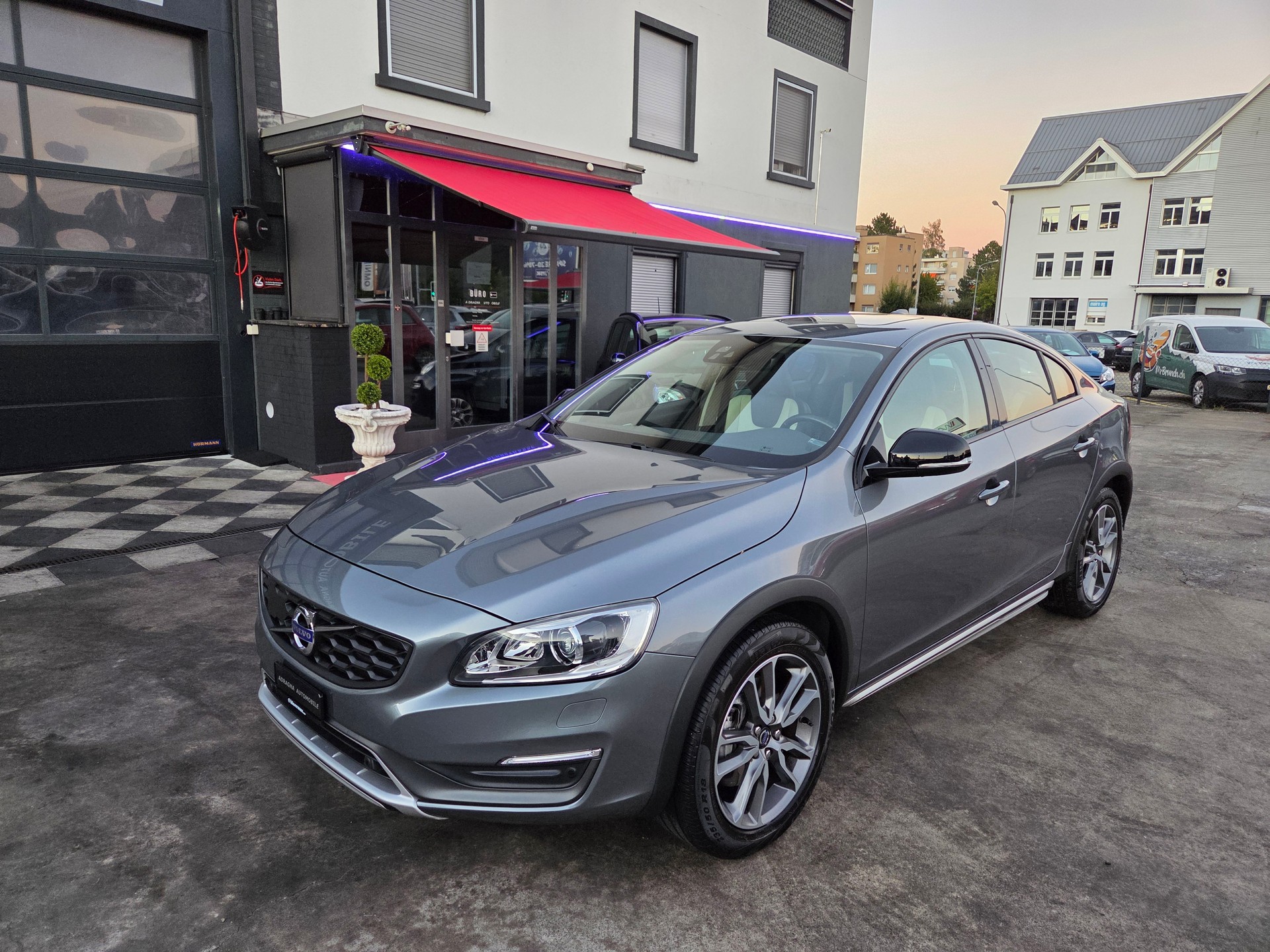 VOLVO S60 Cross Country T5 AWD Summum Geartronic-image-2