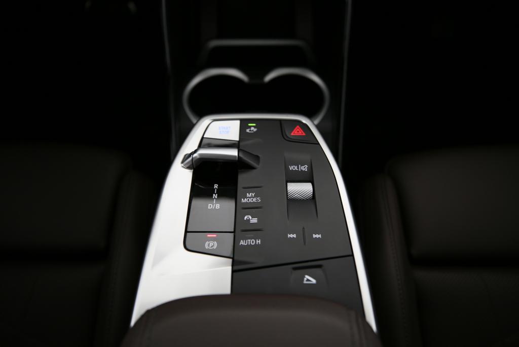 BMW iX2 30 xDrive - FAHRSCHULWAGEN - VOITURE D'AUTO-ECOLE - AUTO DELLA SCUOLA GUIDA-image-10