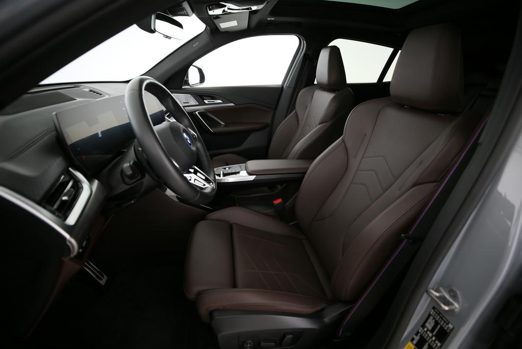 BMW iX2 30 xDrive - FAHRSCHULWAGEN - VOITURE D'AUTO-ECOLE - AUTO DELLA SCUOLA GUIDA-image-2