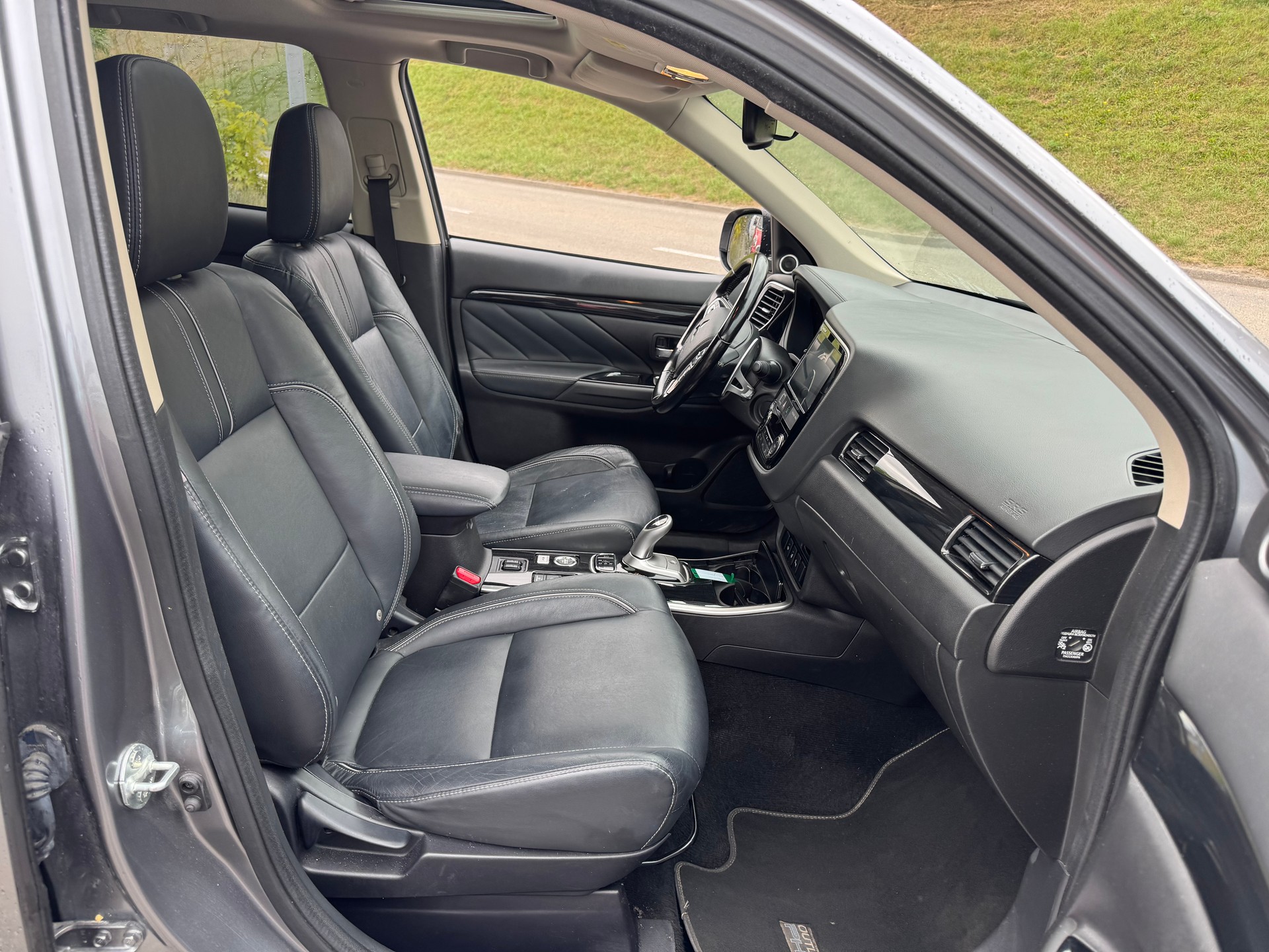 MITSUBISHI Outlander 2.0 PHEV Diamond S-Edition 4WD Automatic-image-7
