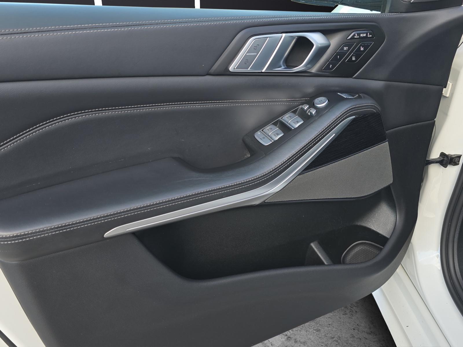 BMW X7 M50i-image-12