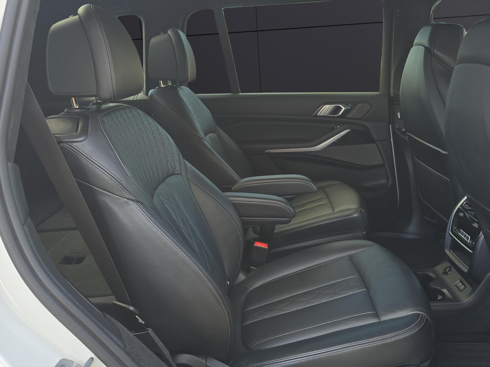 BMW X7 M50i-image-11