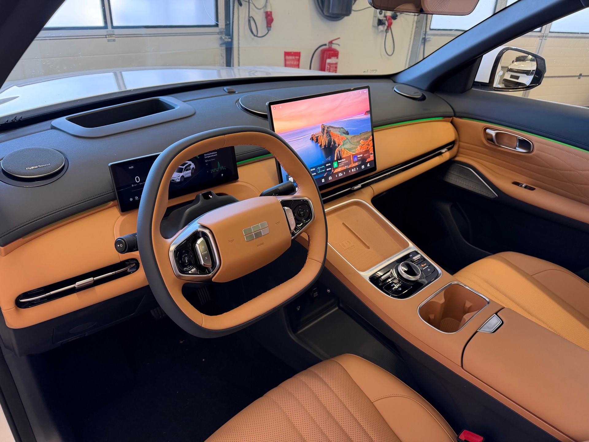 GEELY Starray EM-i Max+ mit grossem 29.8kw Akku / Inneraum Bernsteinbraun / alle Optionen / 8 Jahre 200'000km Werksgarantie-image-1