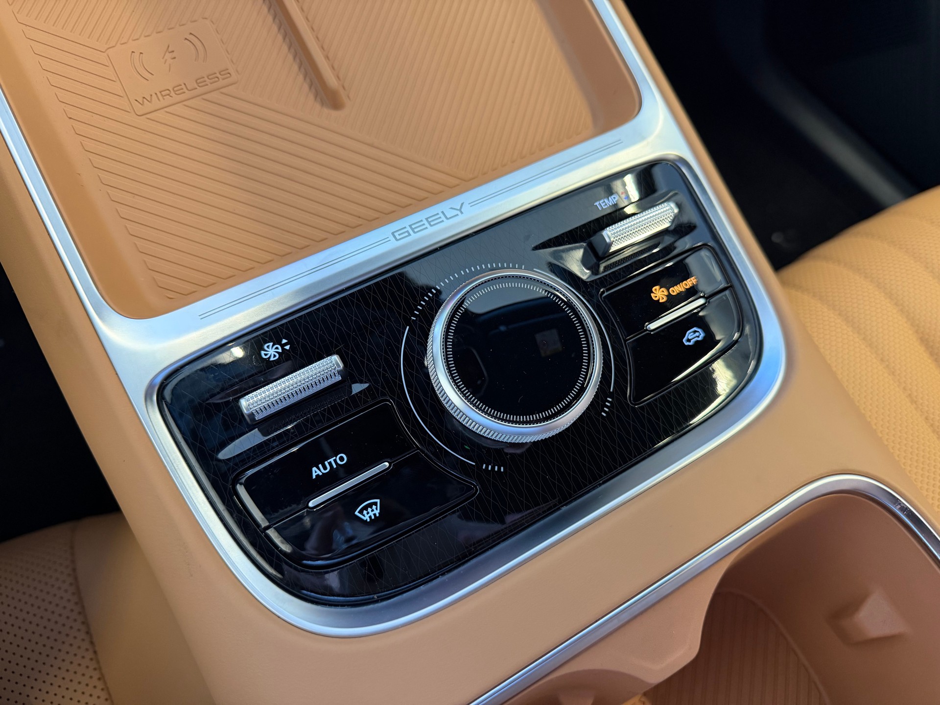 GEELY Starray EM-i Max+ mit grossem 29.8kw Akku / Inneraum Bernsteinbraun / alle Optionen / 8 Jahre 200'000km Werksgarantie-image-30