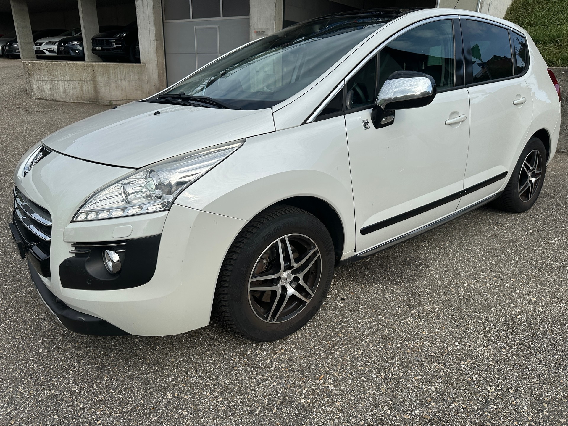 PEUGEOT 3008 HYbrid4 2.0 HDI EGS6-image-1
