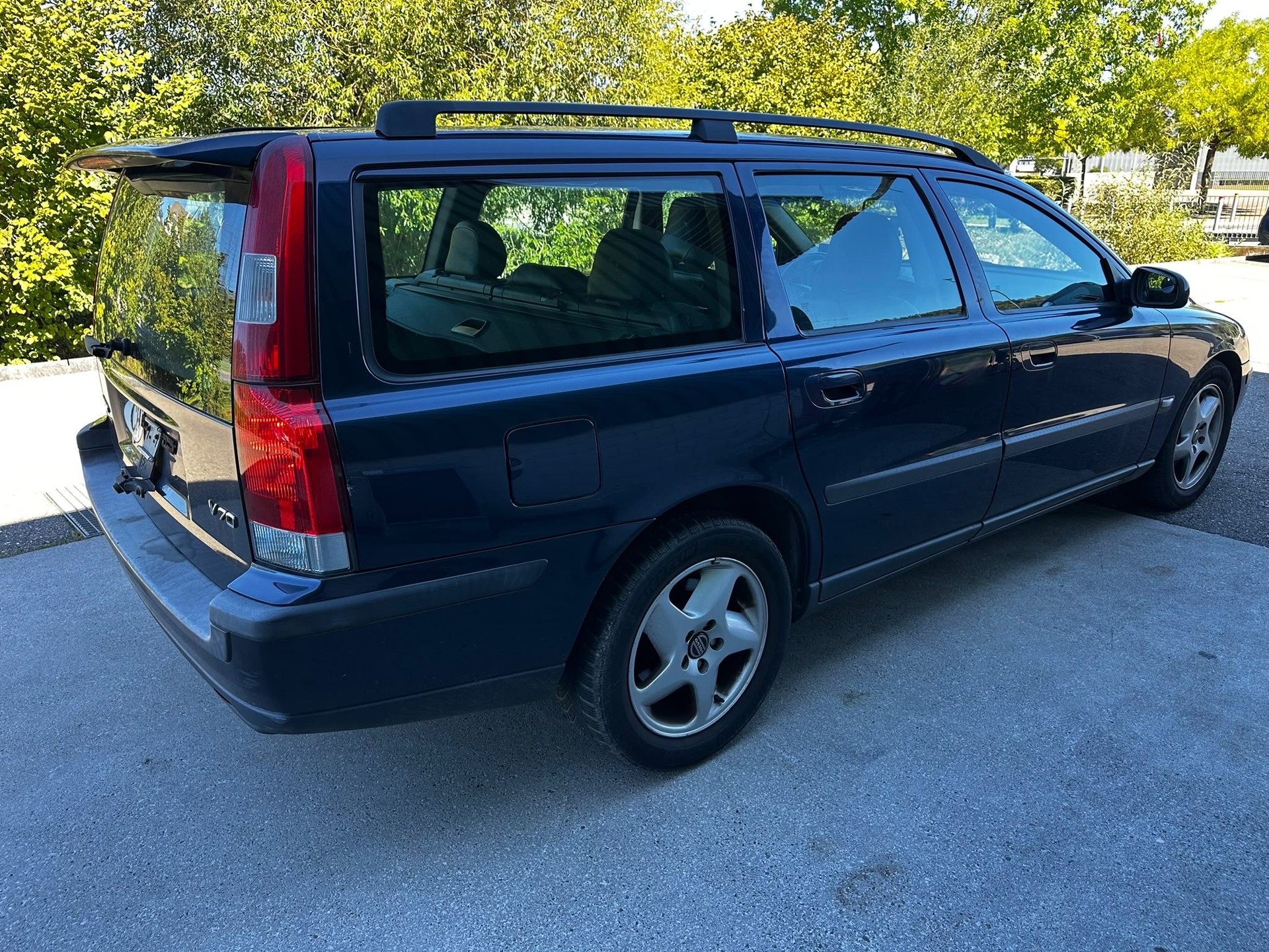 VOLVO V70 2.4-image-2