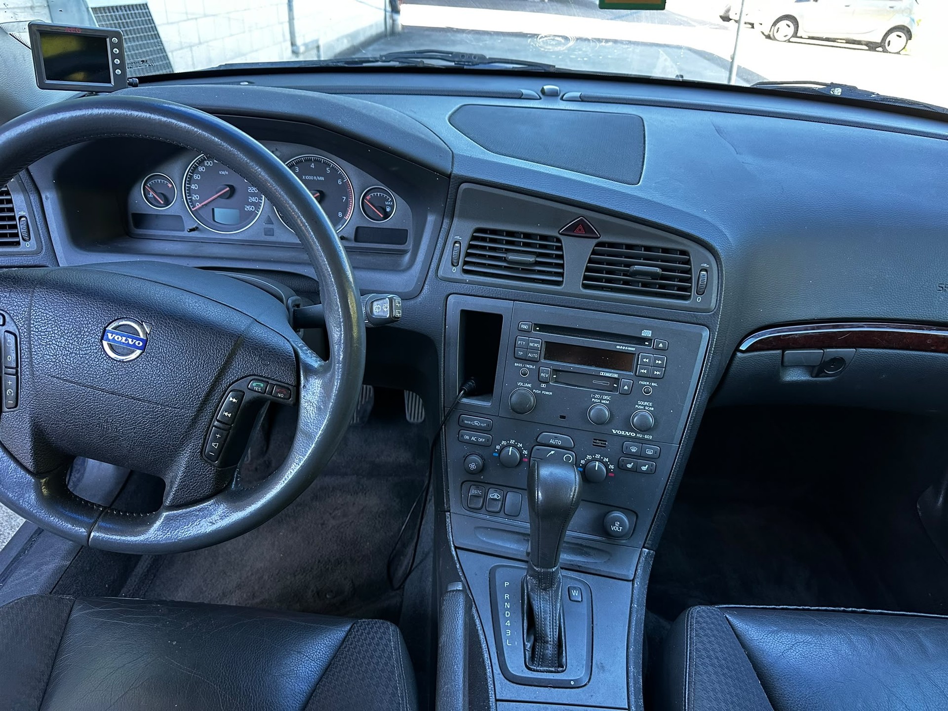 VOLVO V70 2.4-image-4