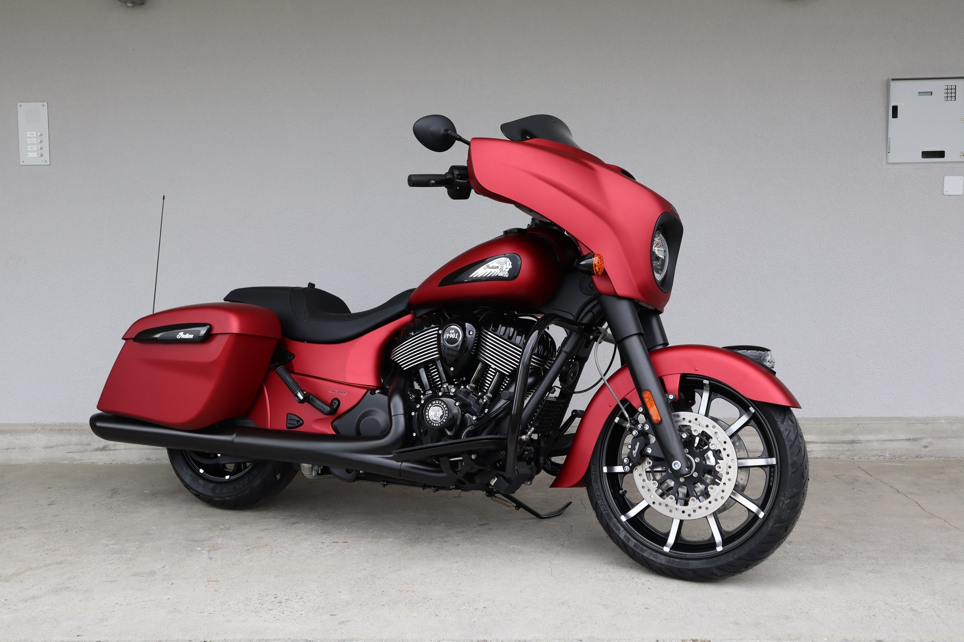 INDIAN Chieftain Dark Horse-showroom-element-1