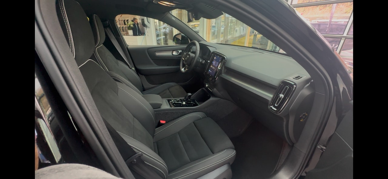 VOLVO Volvo XC40 B4 MH Plus Dark – 2024 - Onyx Black Edition-image-1