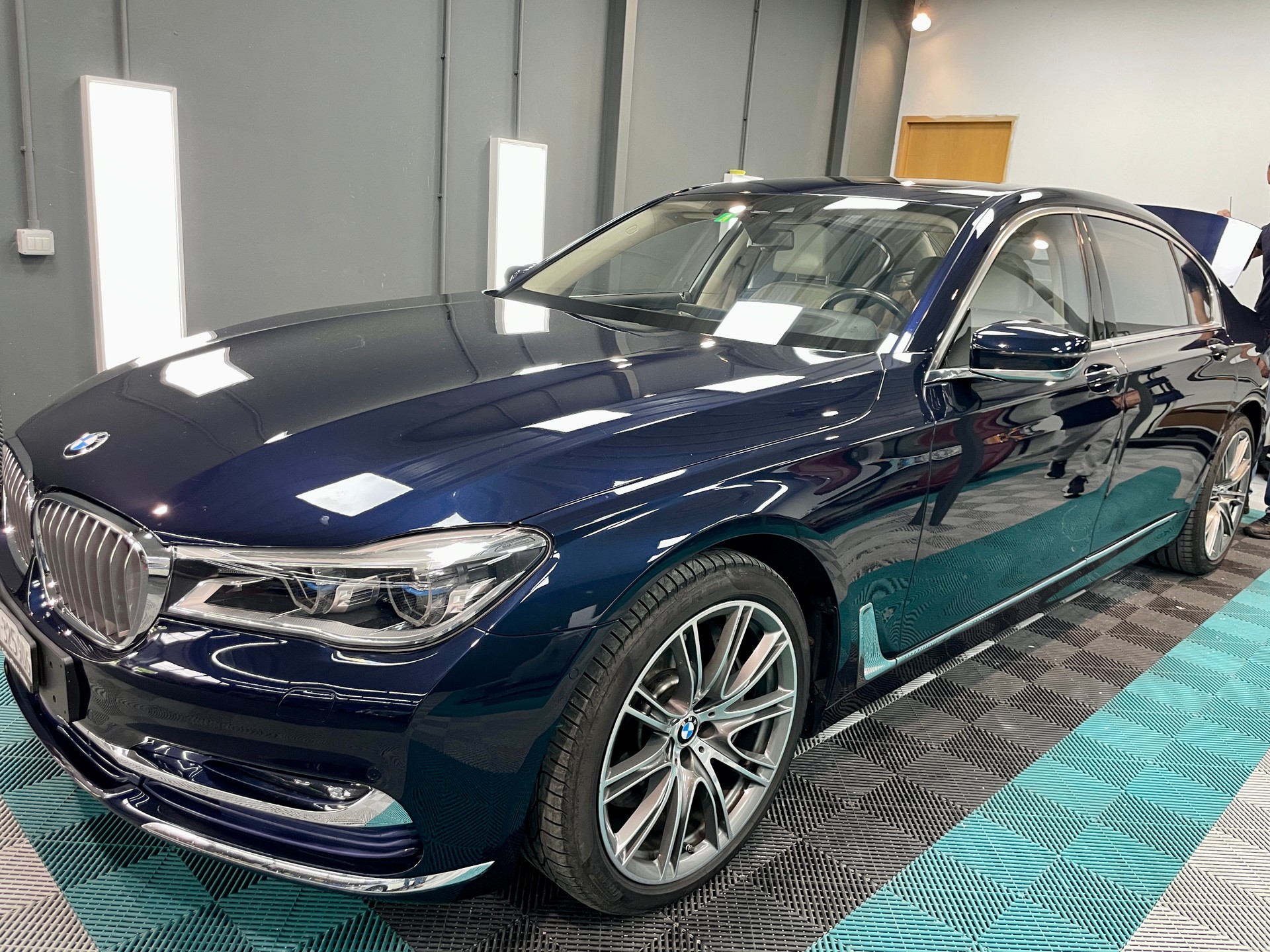 BMW 750 Li-image-1