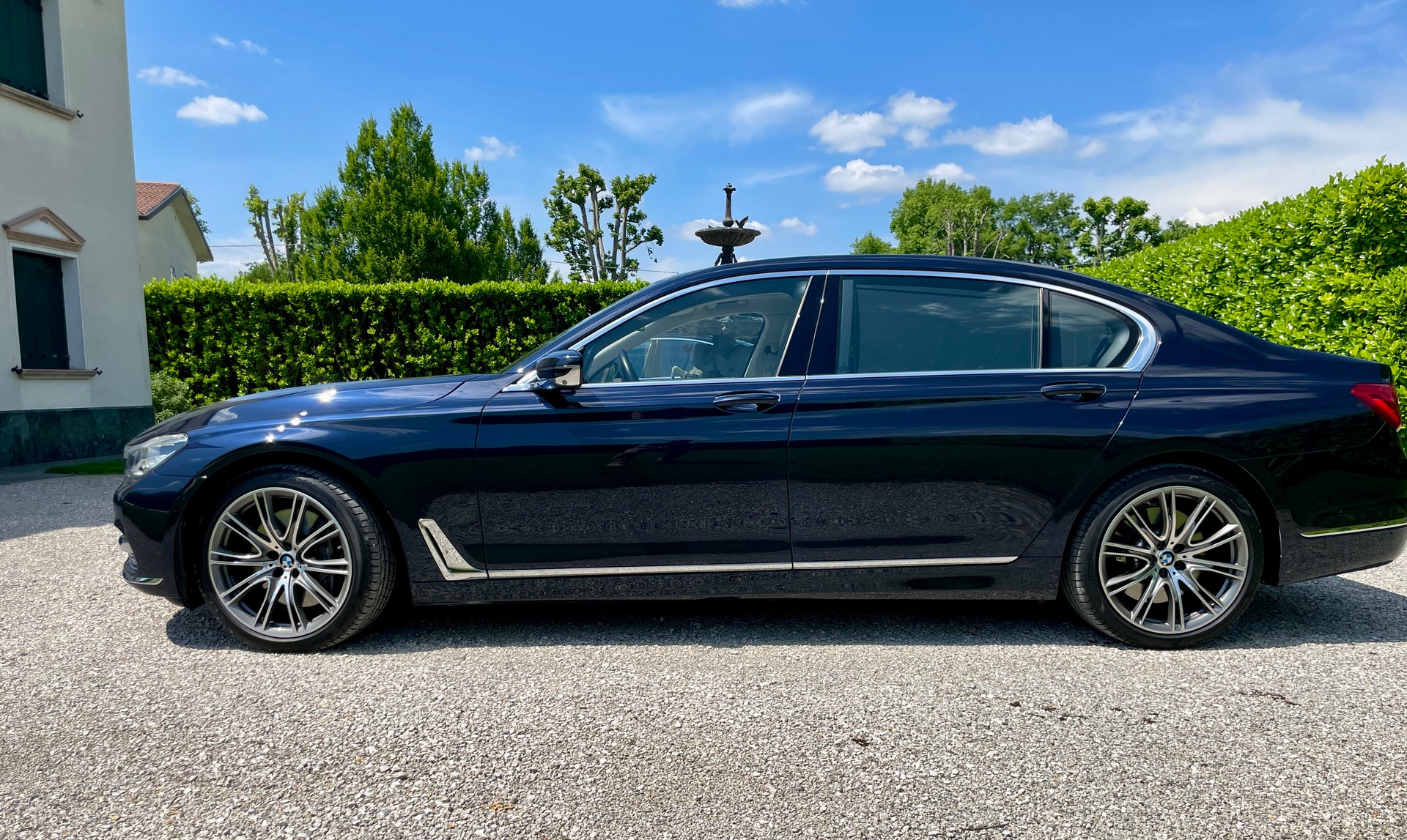 BMW 750 Li-image-4