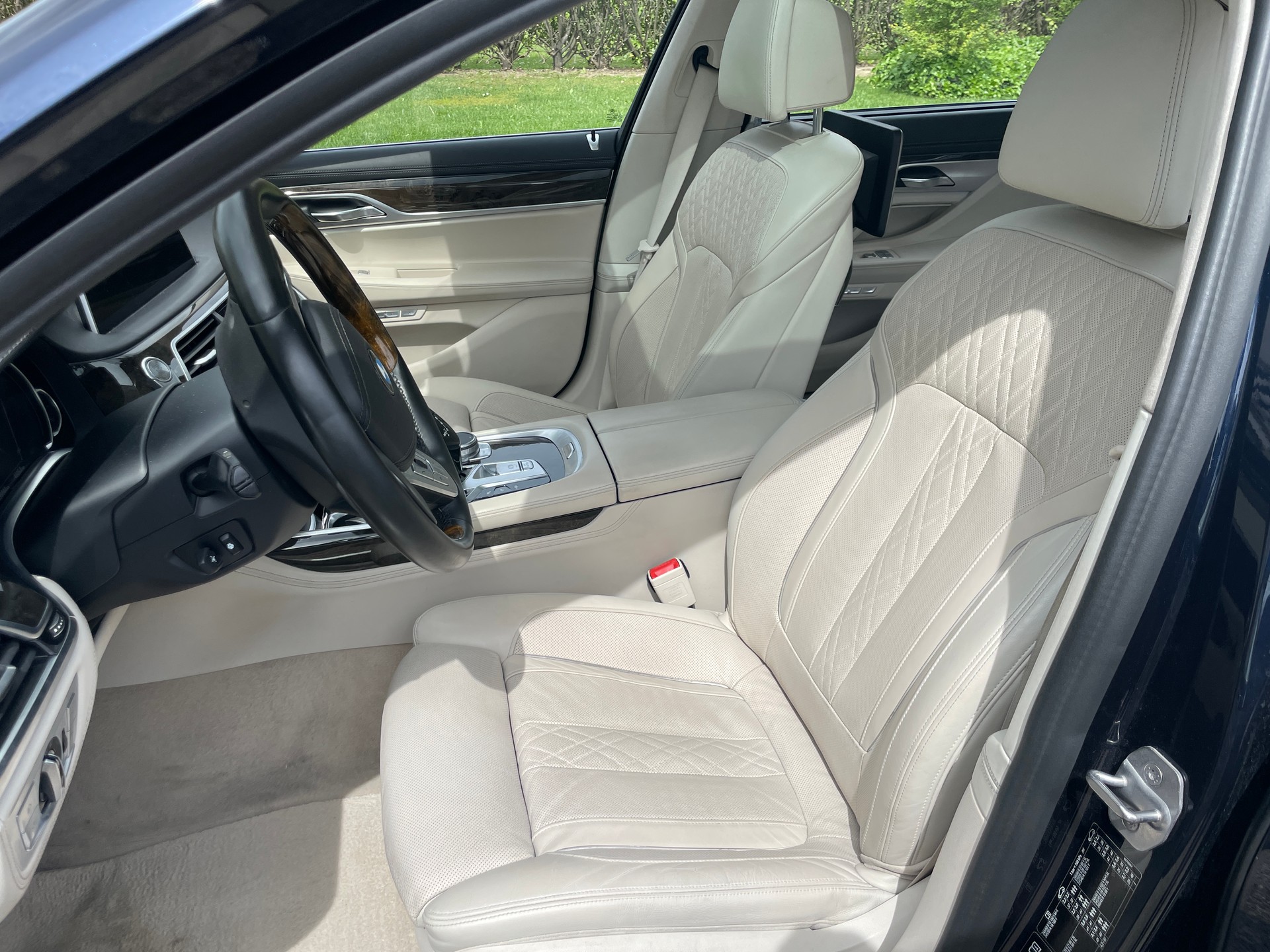 BMW 750 Li-image-7