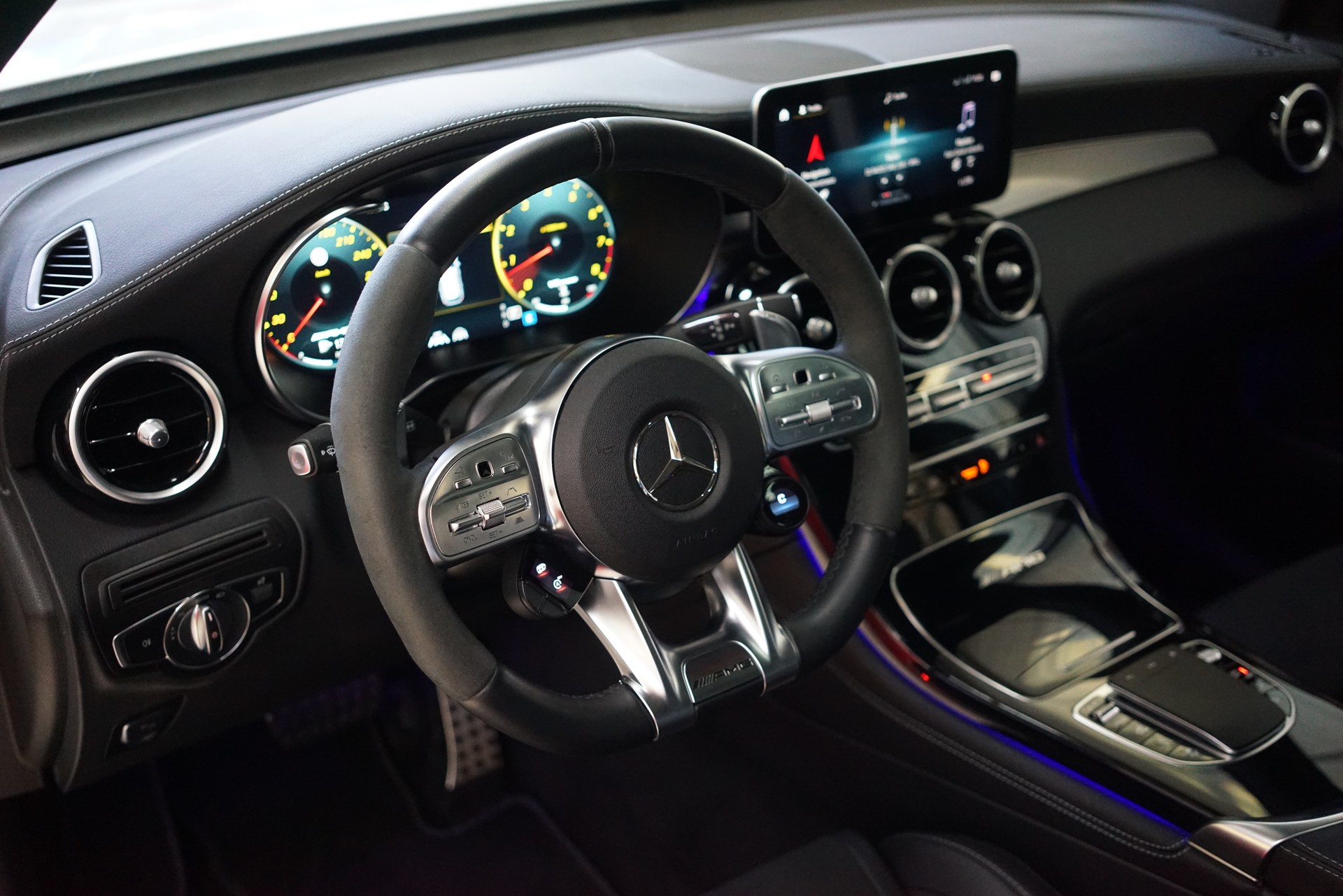 MERCEDES-BENZ GLC 63 AMG 4Matic 9G-Tronic-image-15