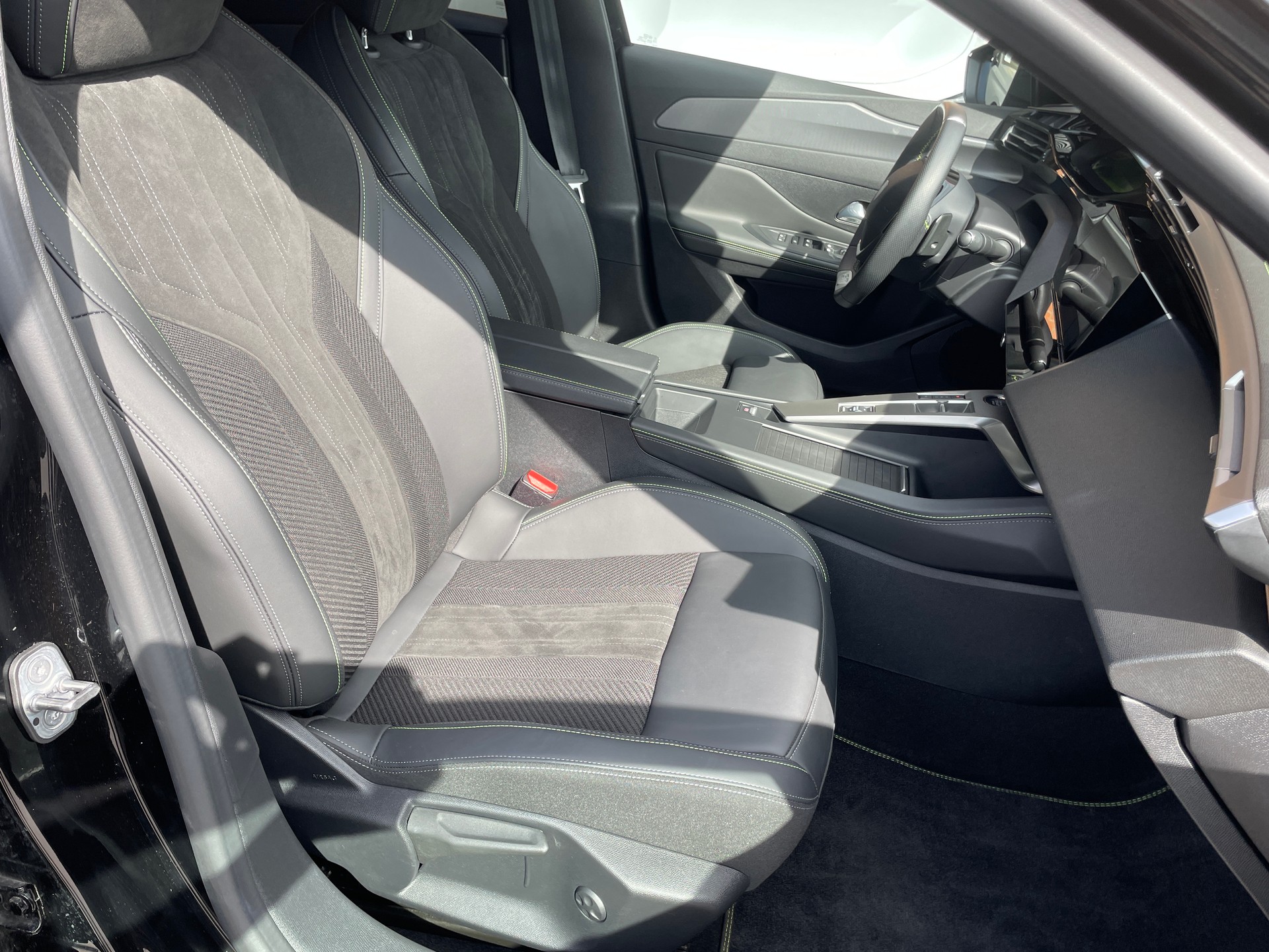 PEUGEOT 308 SW 1.2 Pure Tech GT EAT8-image-12