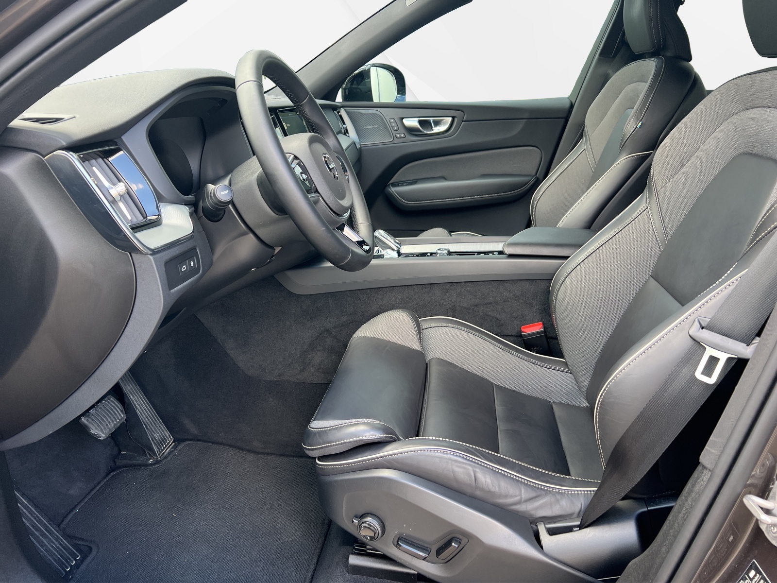 VOLVO XC60 2.0 T8 TE Plus Dark eAWD-image-9