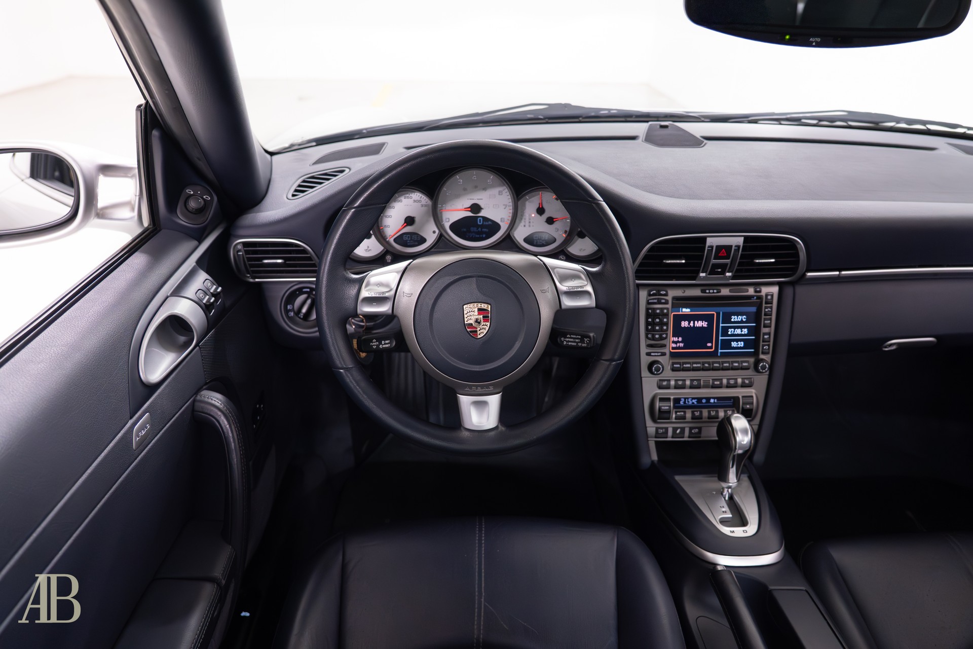 PORSCHE 911 Carrera 4S-image-12