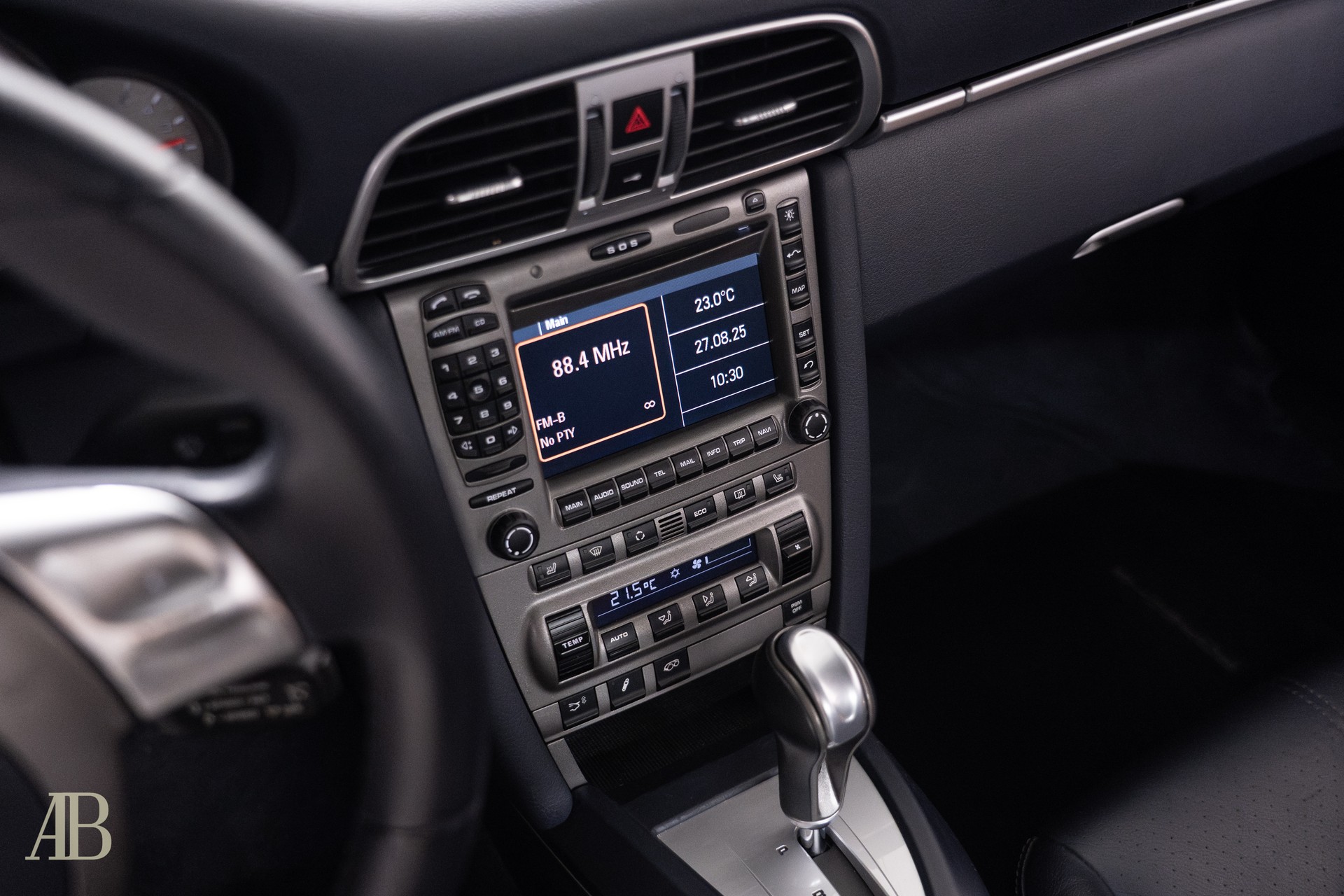 PORSCHE 911 Carrera 4S-image-13