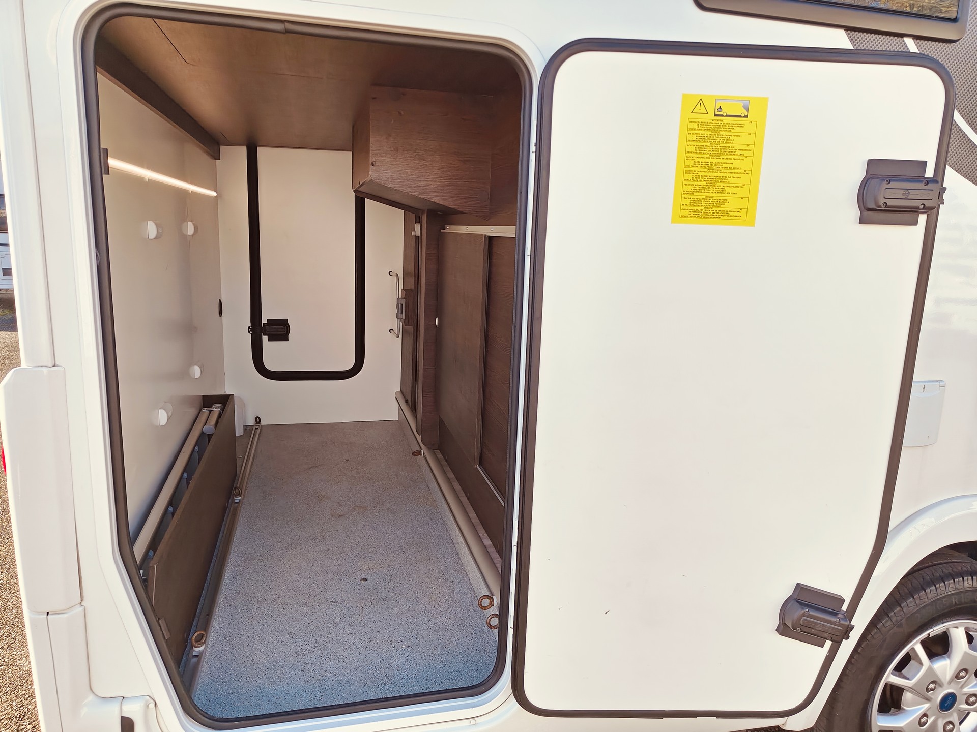 BENIMAR TESSORO 488 NORTHAUTOKAPP Automat -- Hubbett -- Solar -- Vorzelt -- Luftfederung-image-6
