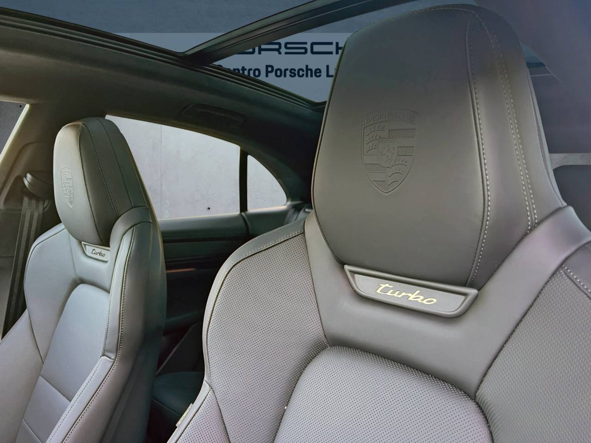PORSCHE Macan Turbo-image-23