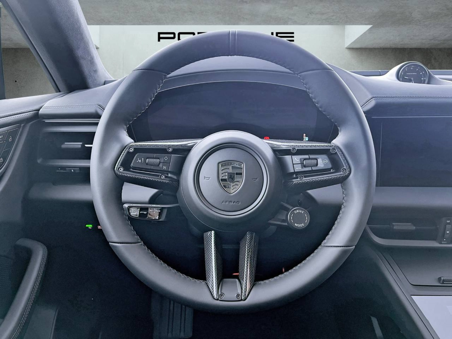 PORSCHE Macan Turbo-image-13