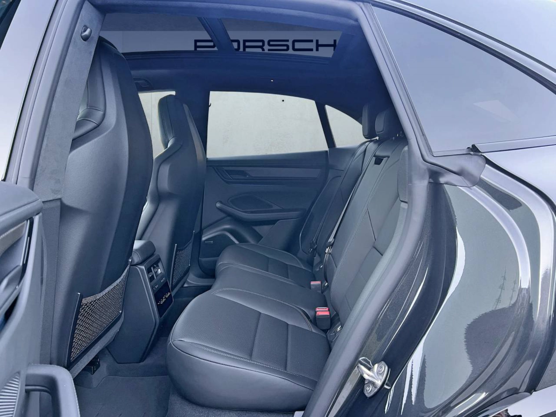 PORSCHE Macan Turbo-image-17