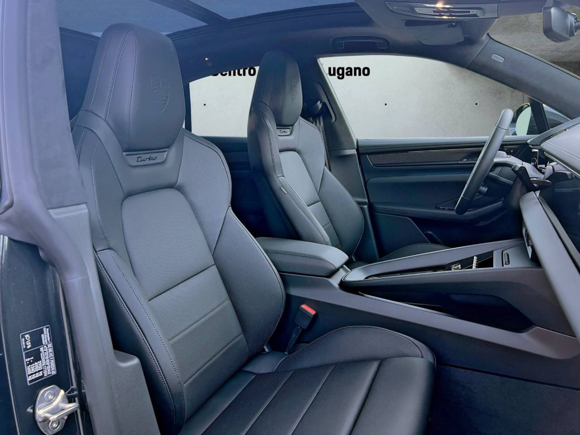 PORSCHE Macan Turbo-image-15