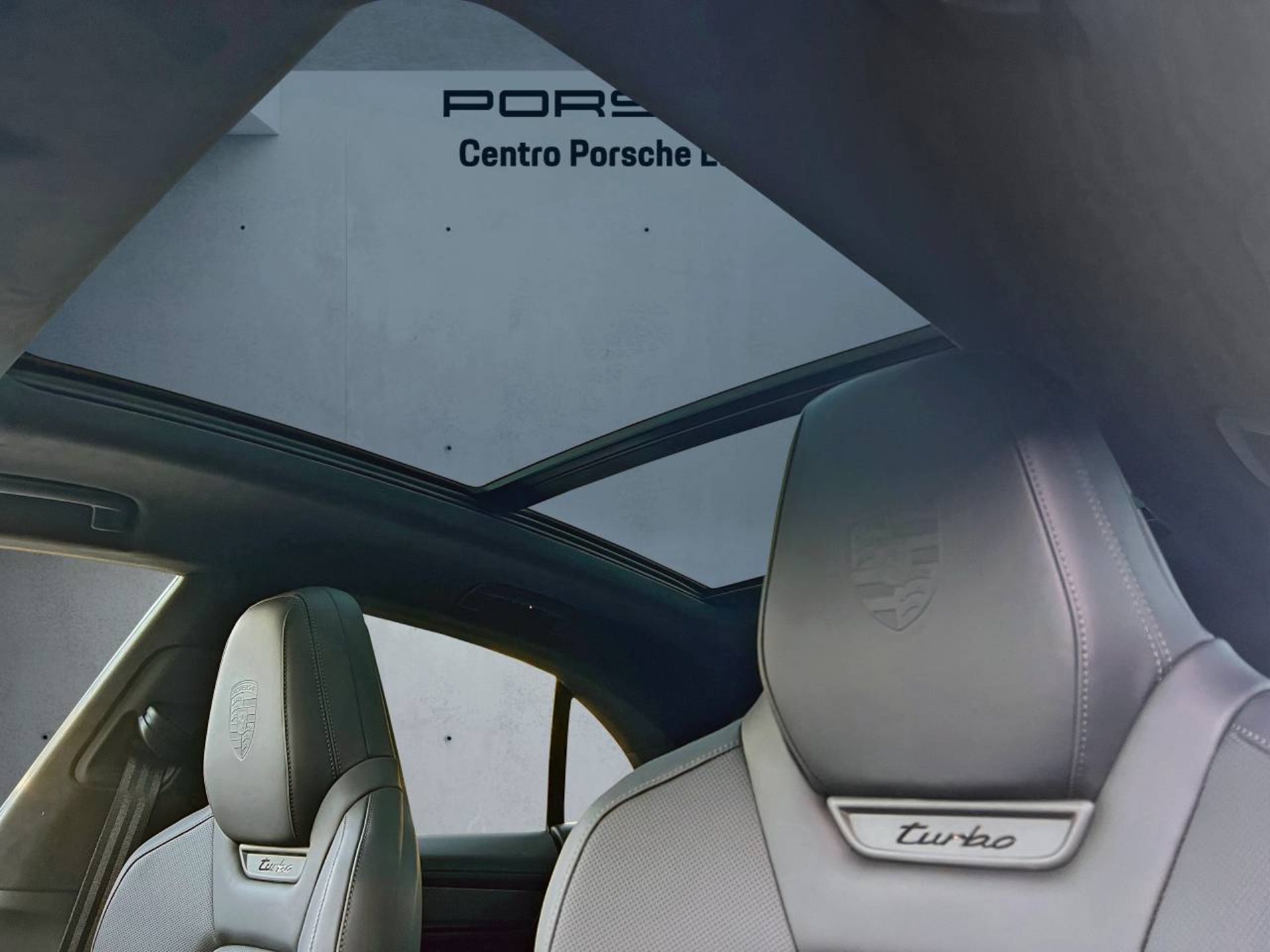 PORSCHE Macan Turbo-image-19