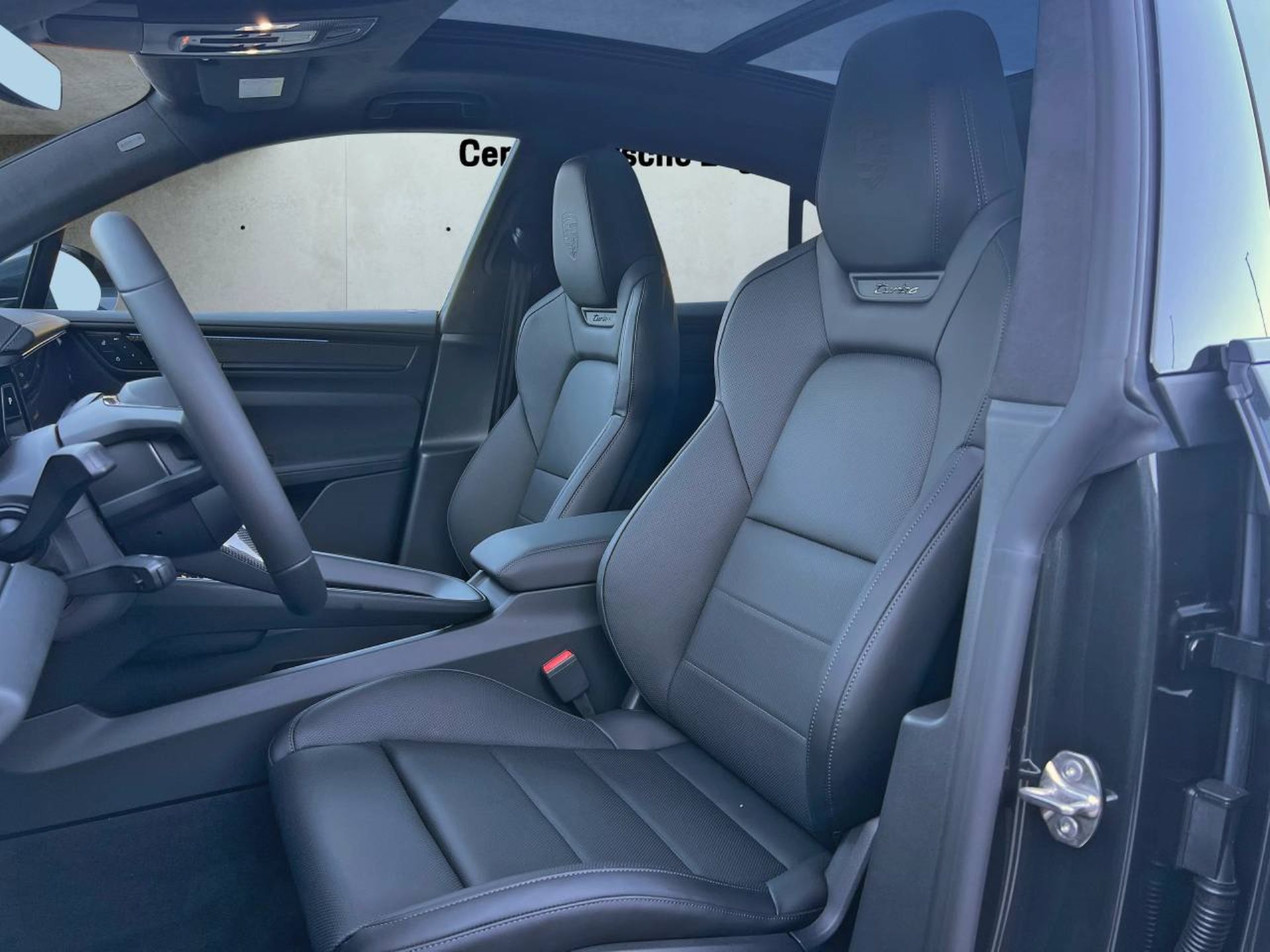 PORSCHE Macan Turbo-image-4