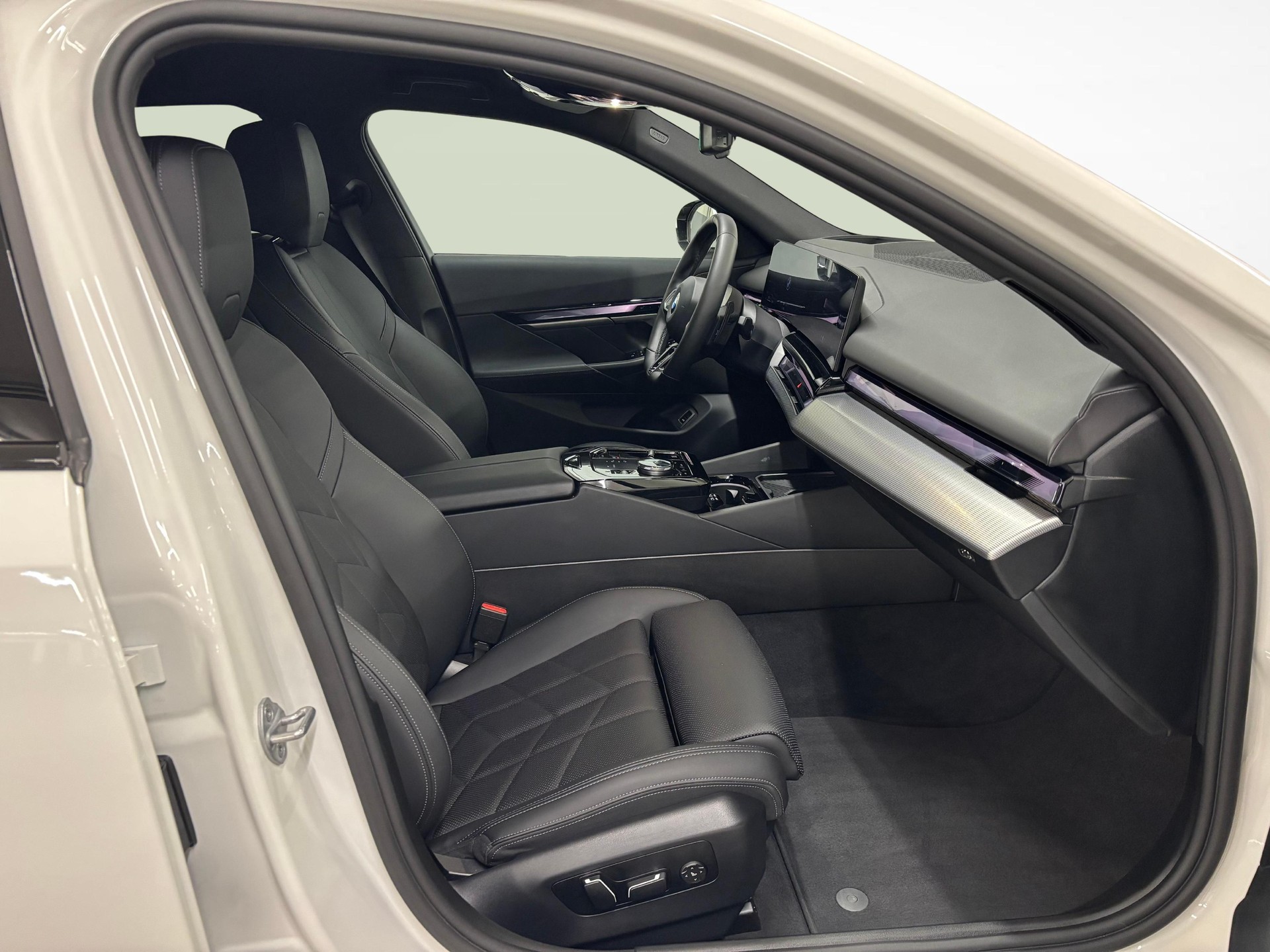 BMW 520d xDrive M-Sport 48V-image-8
