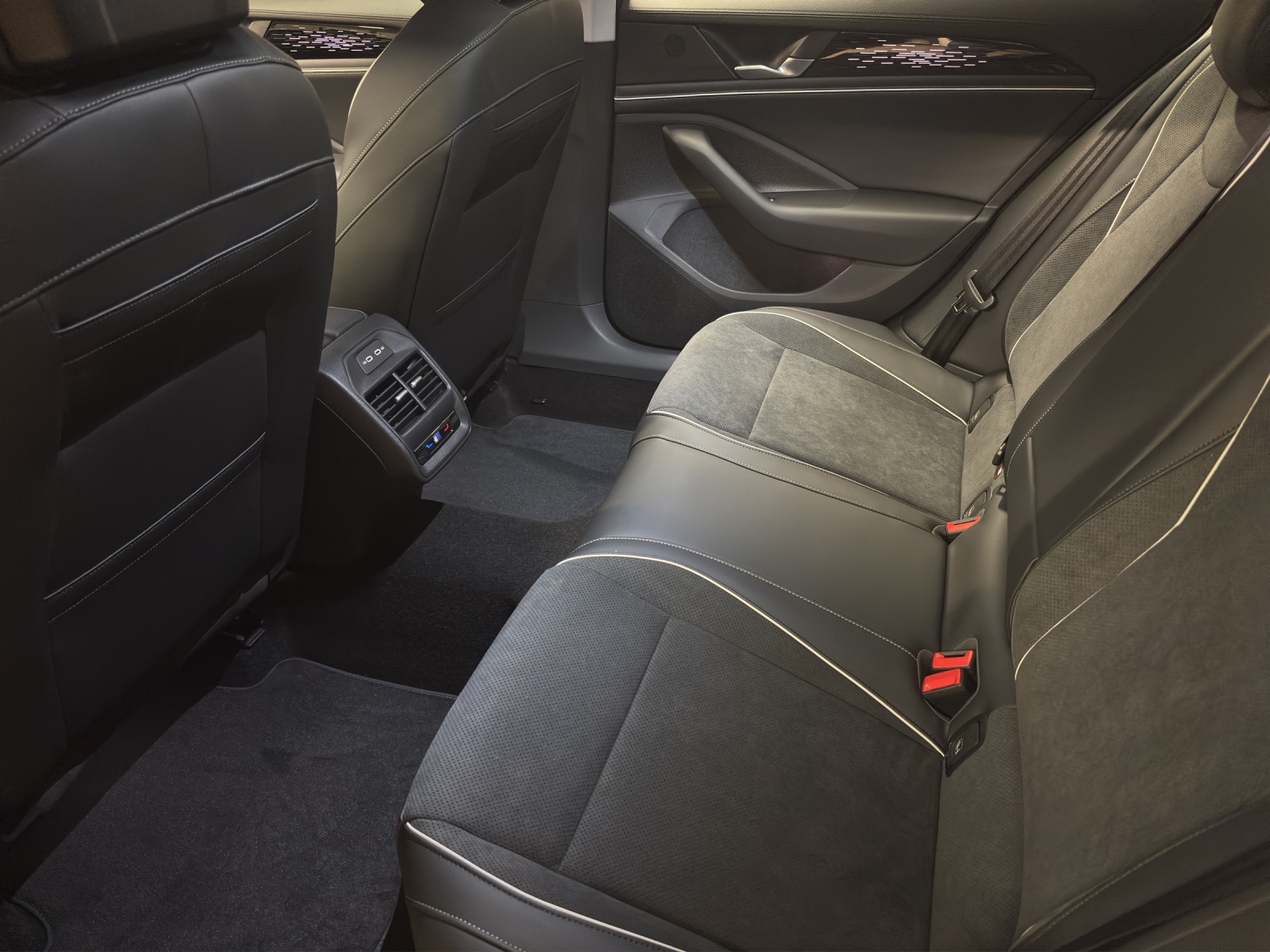 VW Passat Variant 1.5 eTSI evo2 Business DSG-image-9