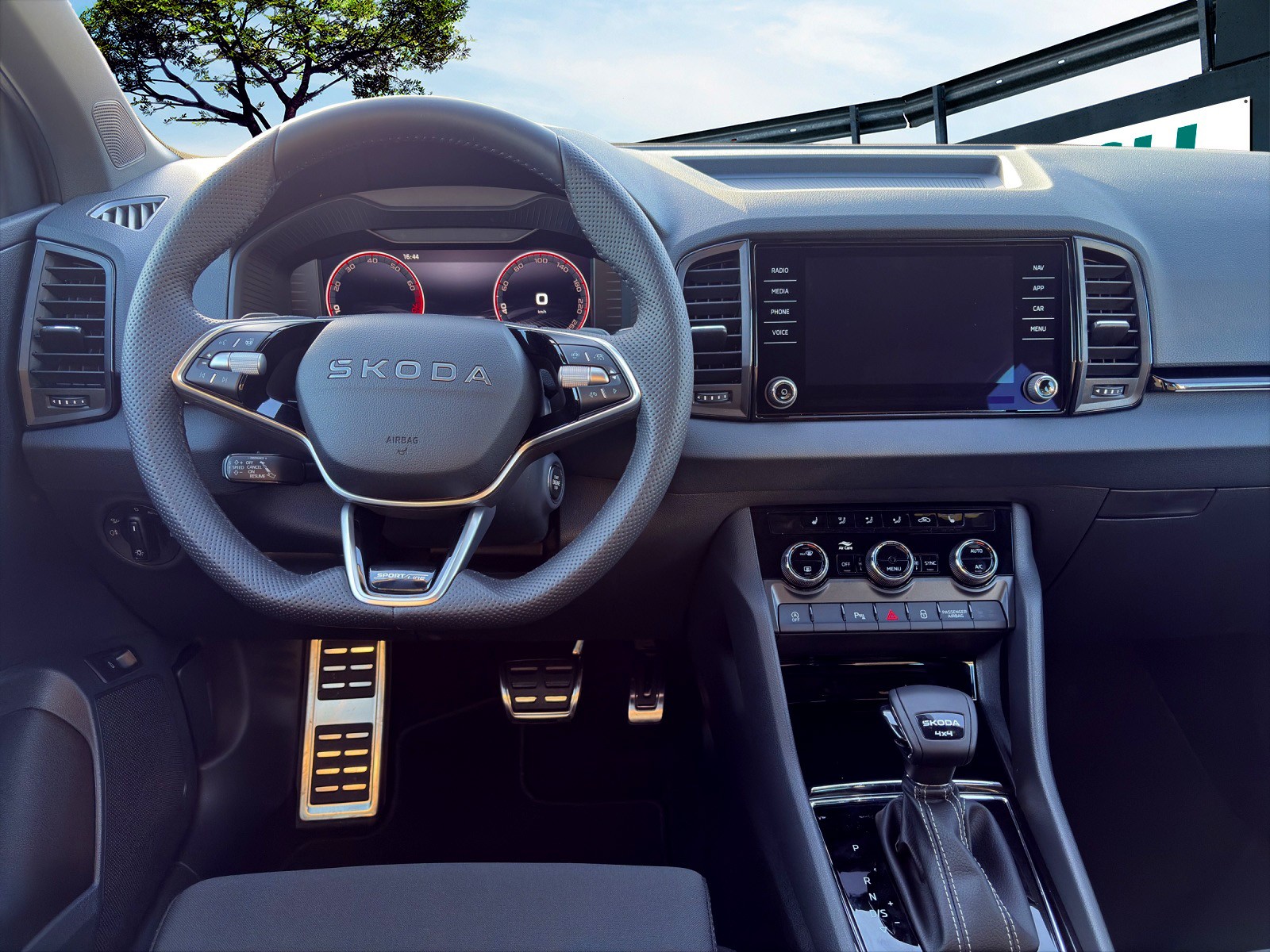 SKODA Karoq 2.0 TSI Dynamic Limited Edition 4x4 DSG-image-8