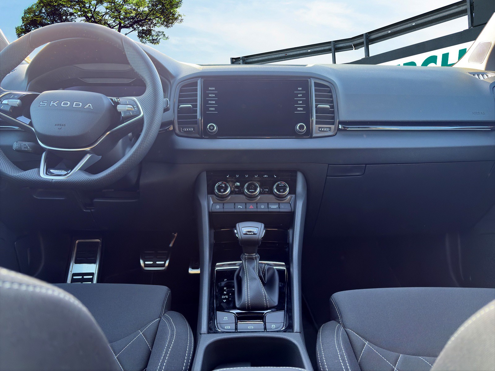 SKODA Karoq 2.0 TSI Dynamic Limited Edition 4x4 DSG-image-9