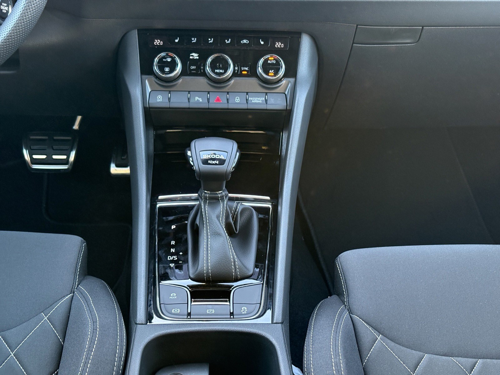 SKODA Karoq 2.0 TSI Dynamic Limited Edition 4x4 DSG-image-14