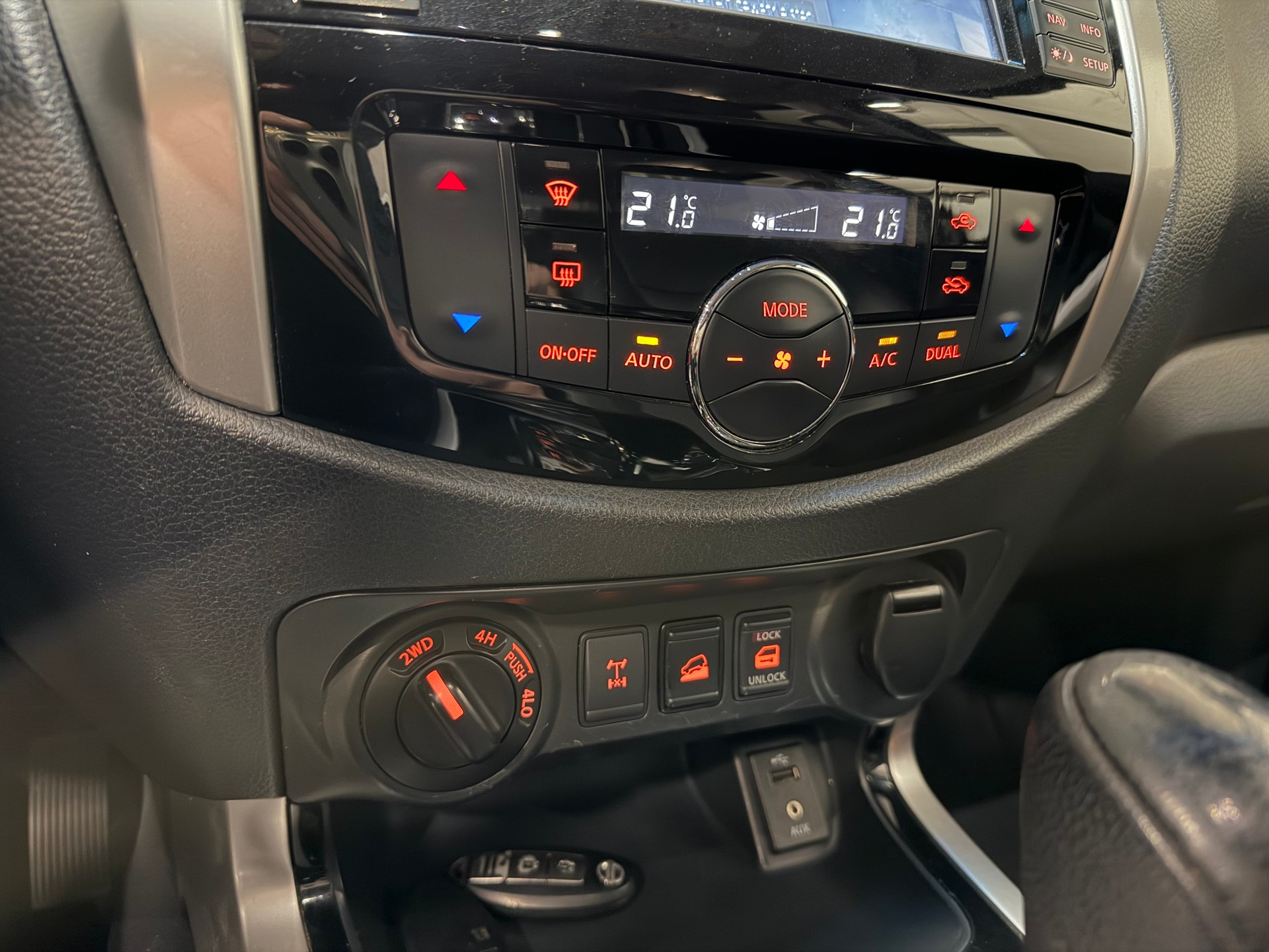 NISSAN Navara Double Cab Tekna 2.3 dCi 4WD Automatic-image-15