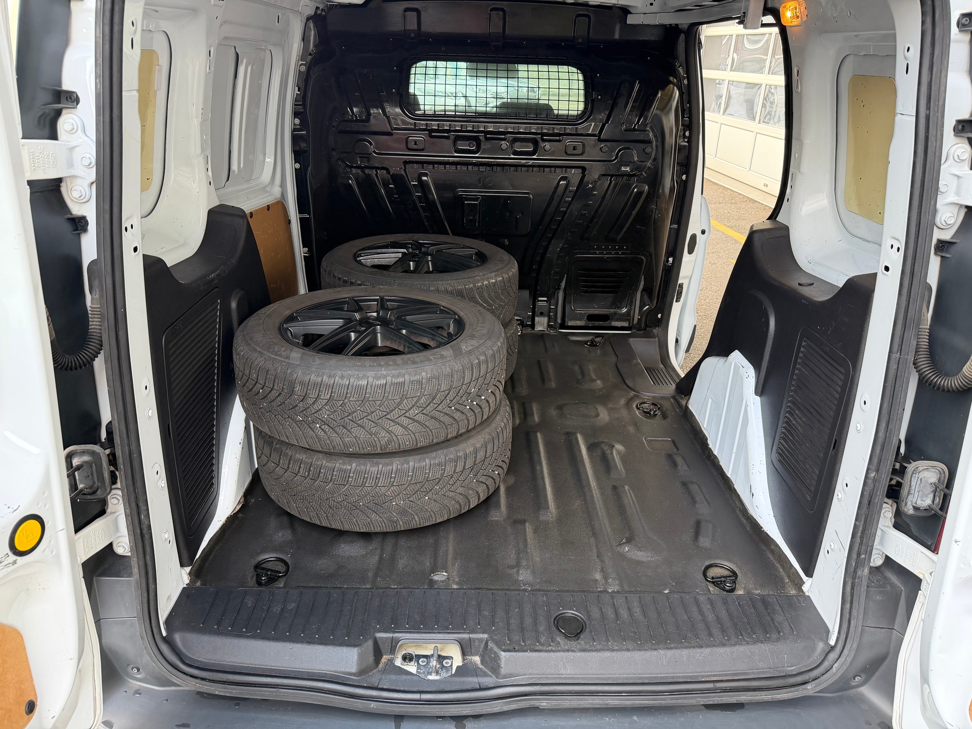 FORD Transit Connect Van T200 1.0 EcoBoost Trend-image-13