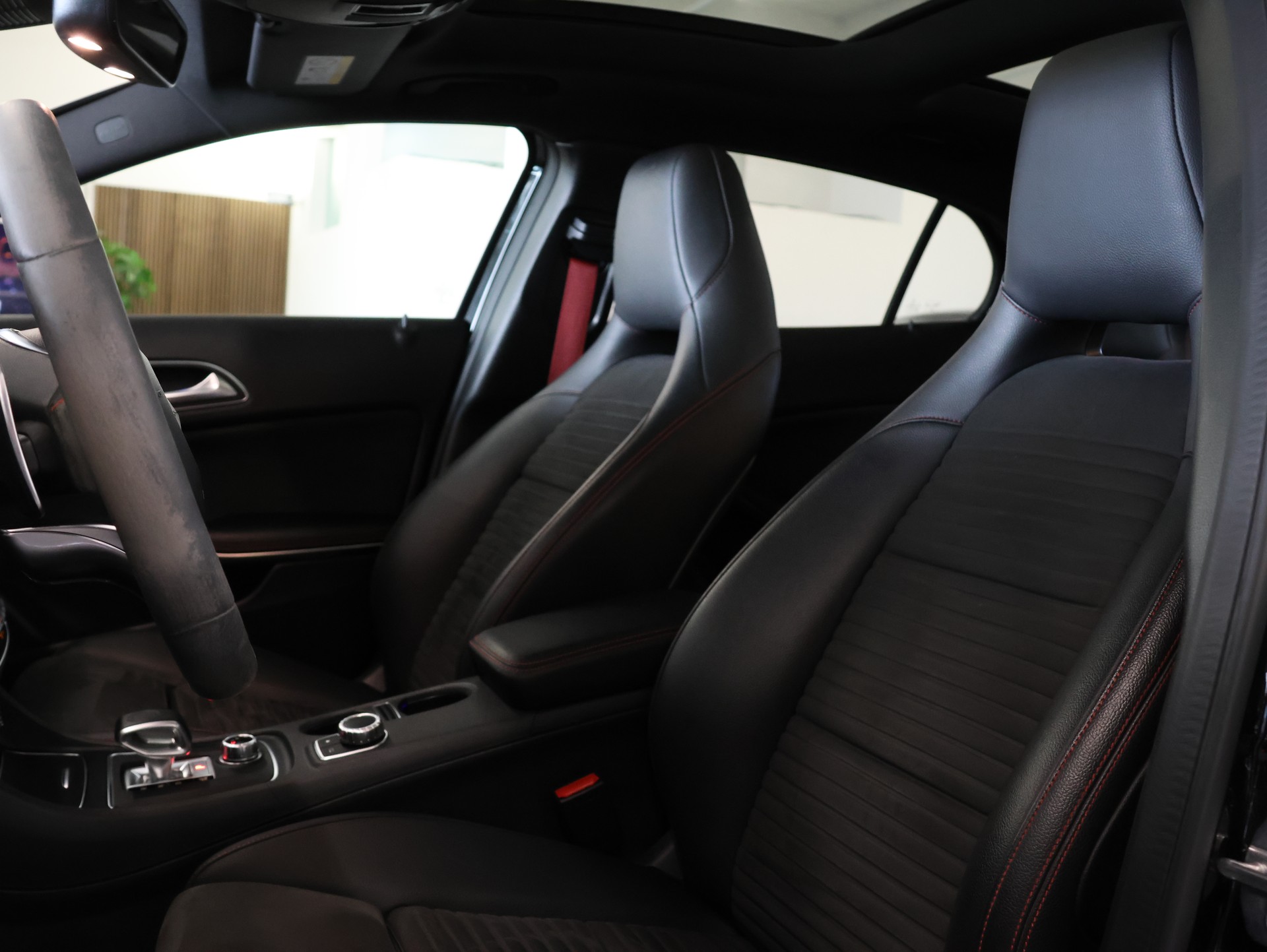 MERCEDES-BENZ GLA 45 AMG 4Matic 7G-DCT *360 Kamera* *Edition One* *Panoramadach*-image-17