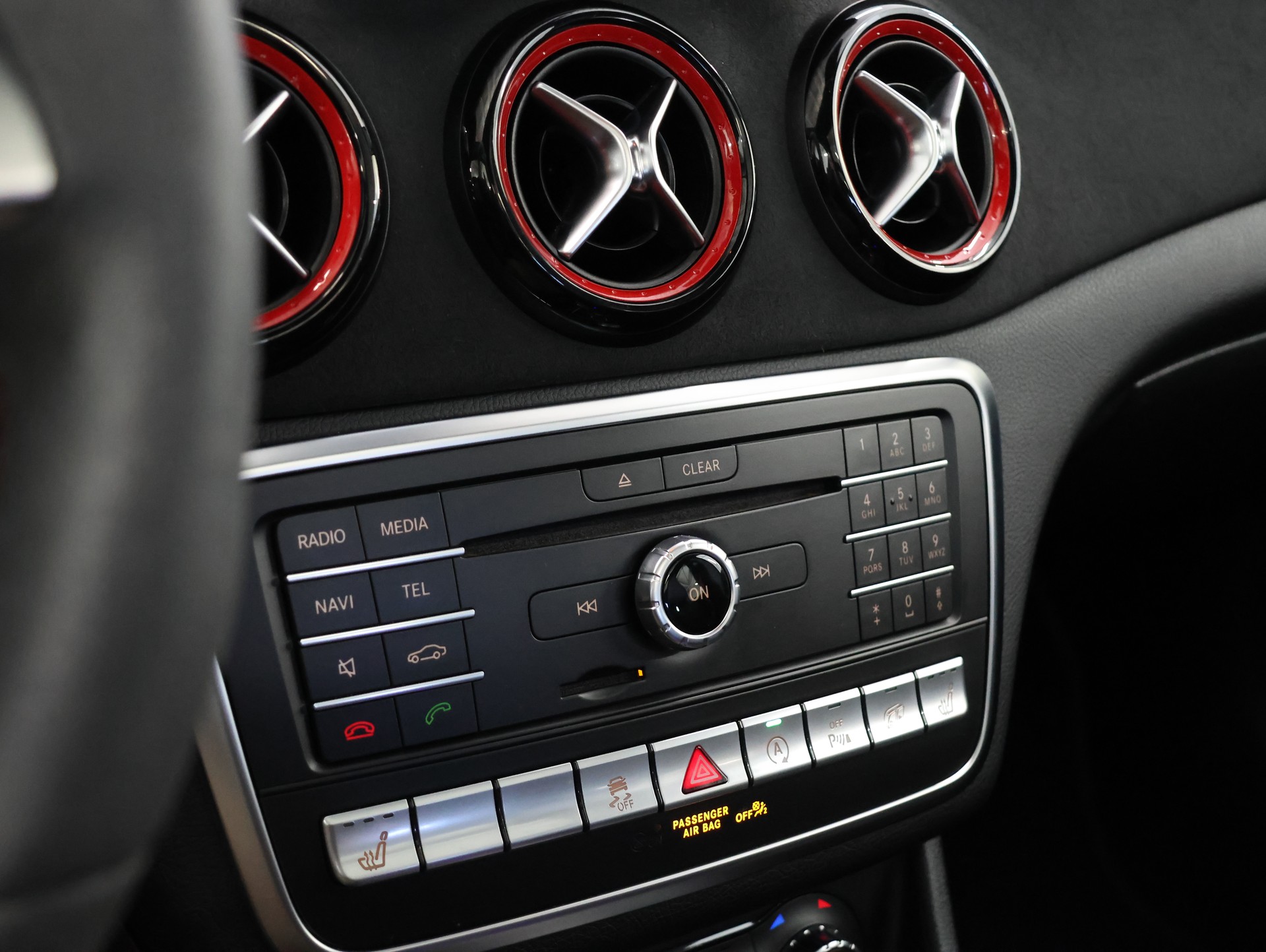 MERCEDES-BENZ GLA 45 AMG 4Matic 7G-DCT *360 Kamera* *Edition One* *Panoramadach*-image-26