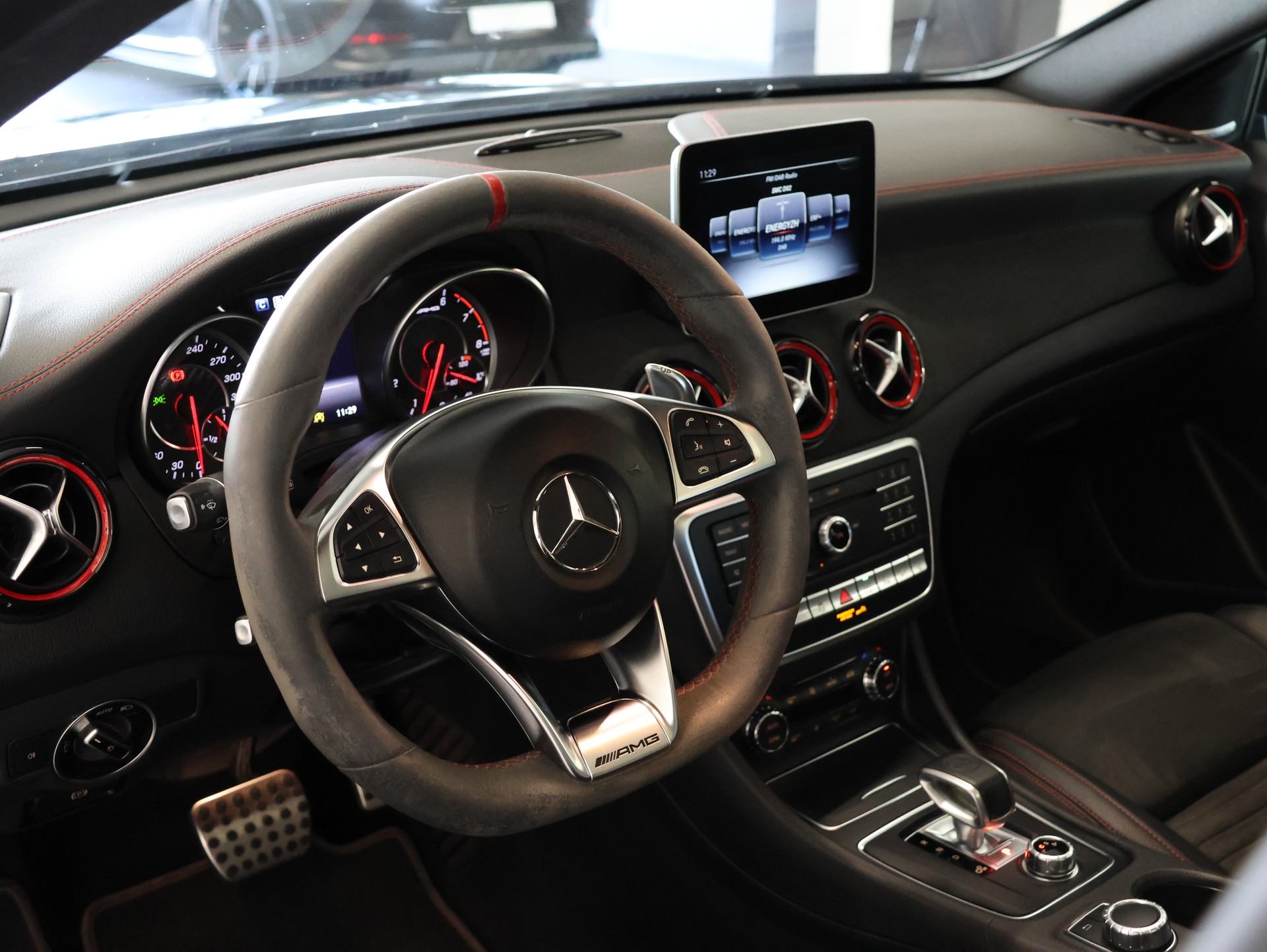MERCEDES-BENZ GLA 45 AMG 4Matic 7G-DCT *360 Kamera* *Edition One* *Panoramadach*-image-19