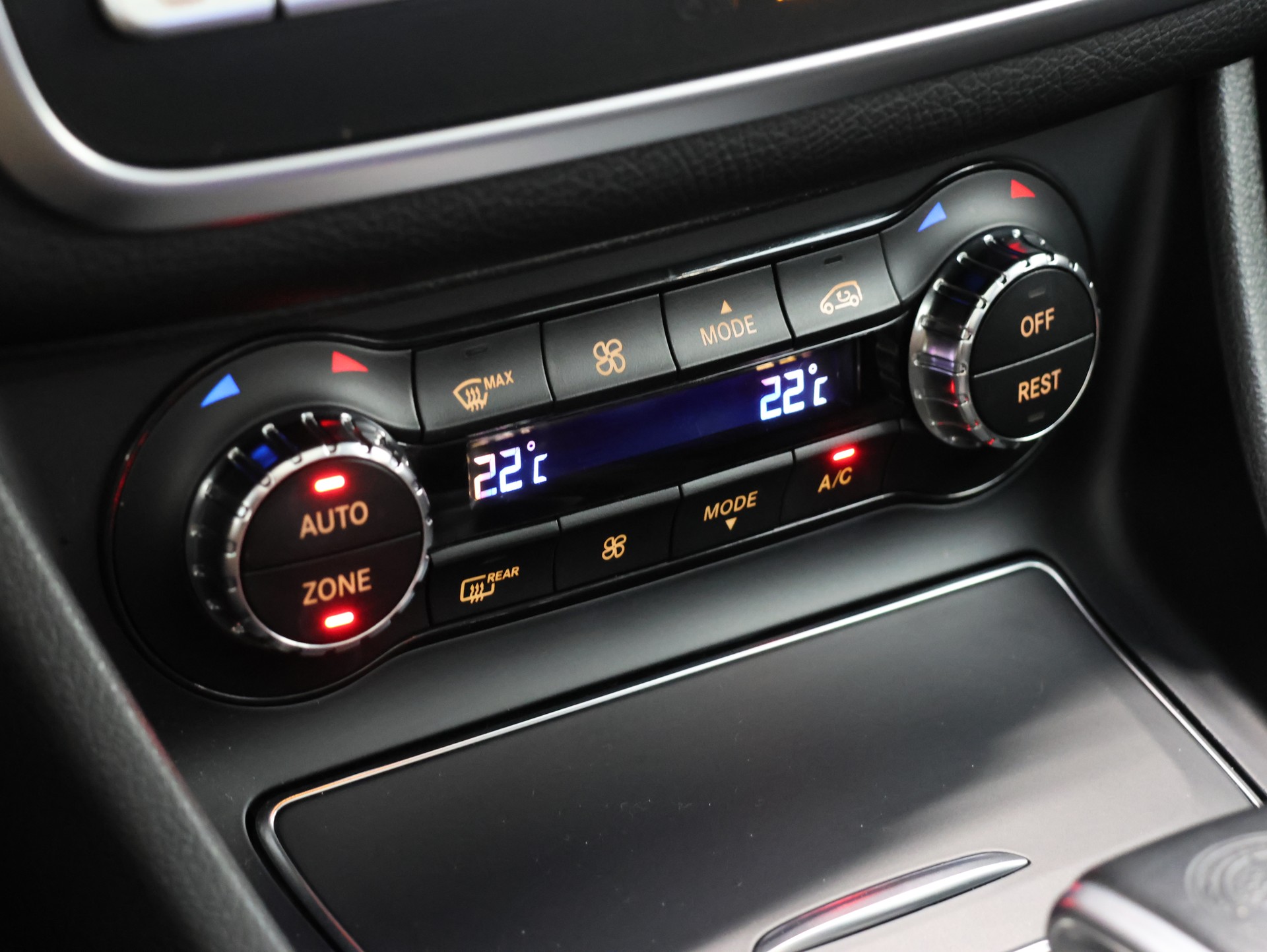 MERCEDES-BENZ GLA 45 AMG 4Matic 7G-DCT *360 Kamera* *Edition One* *Panoramadach*-image-27