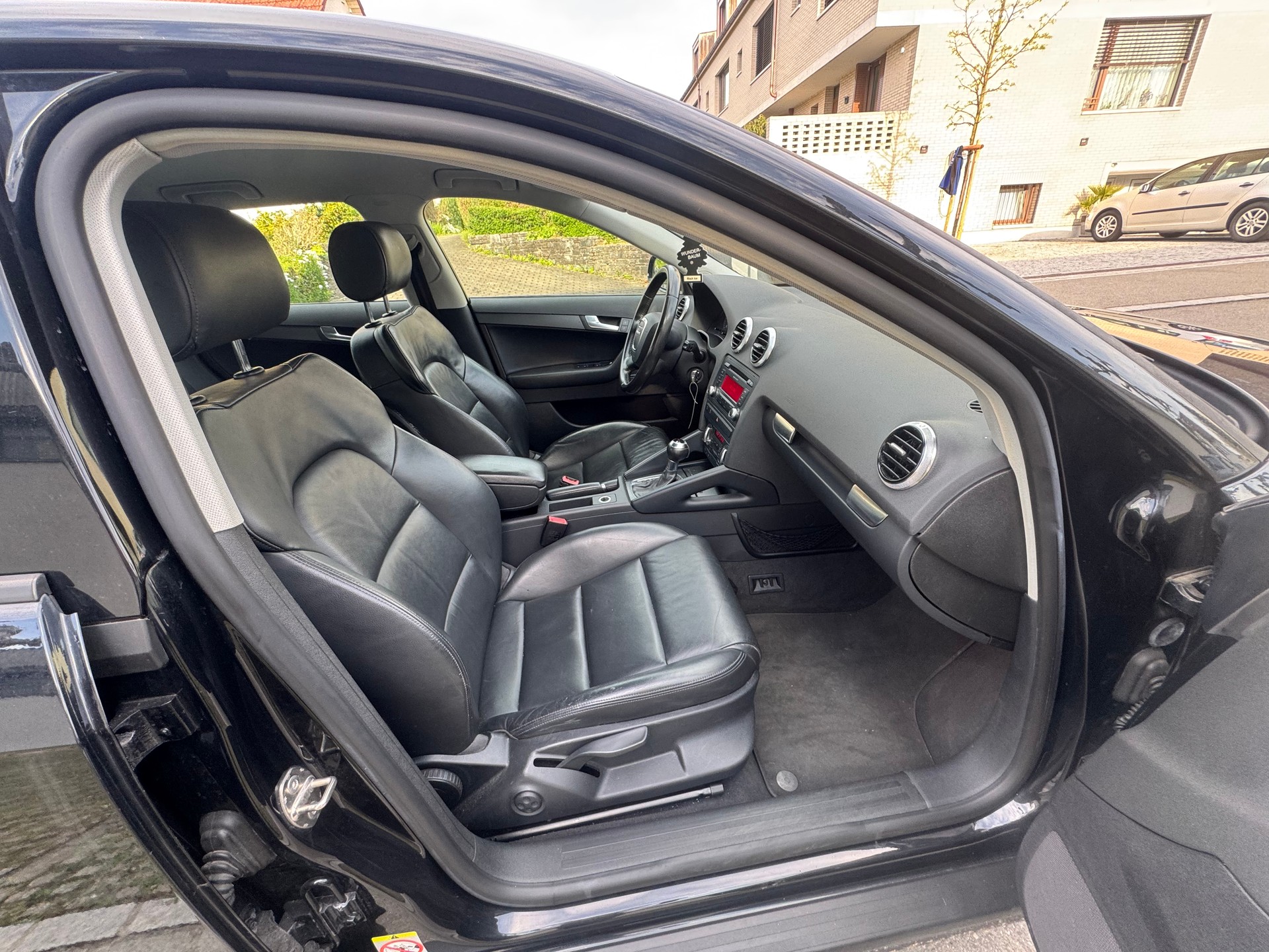 AUDI A3 1.6 TDI Attraction-image-9