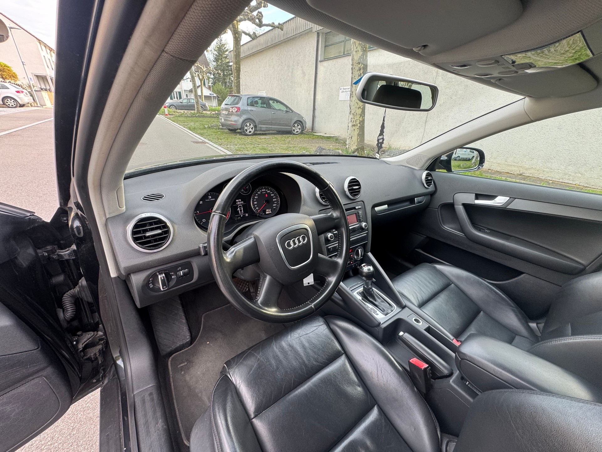 AUDI A3 1.6 TDI Attraction-image-7