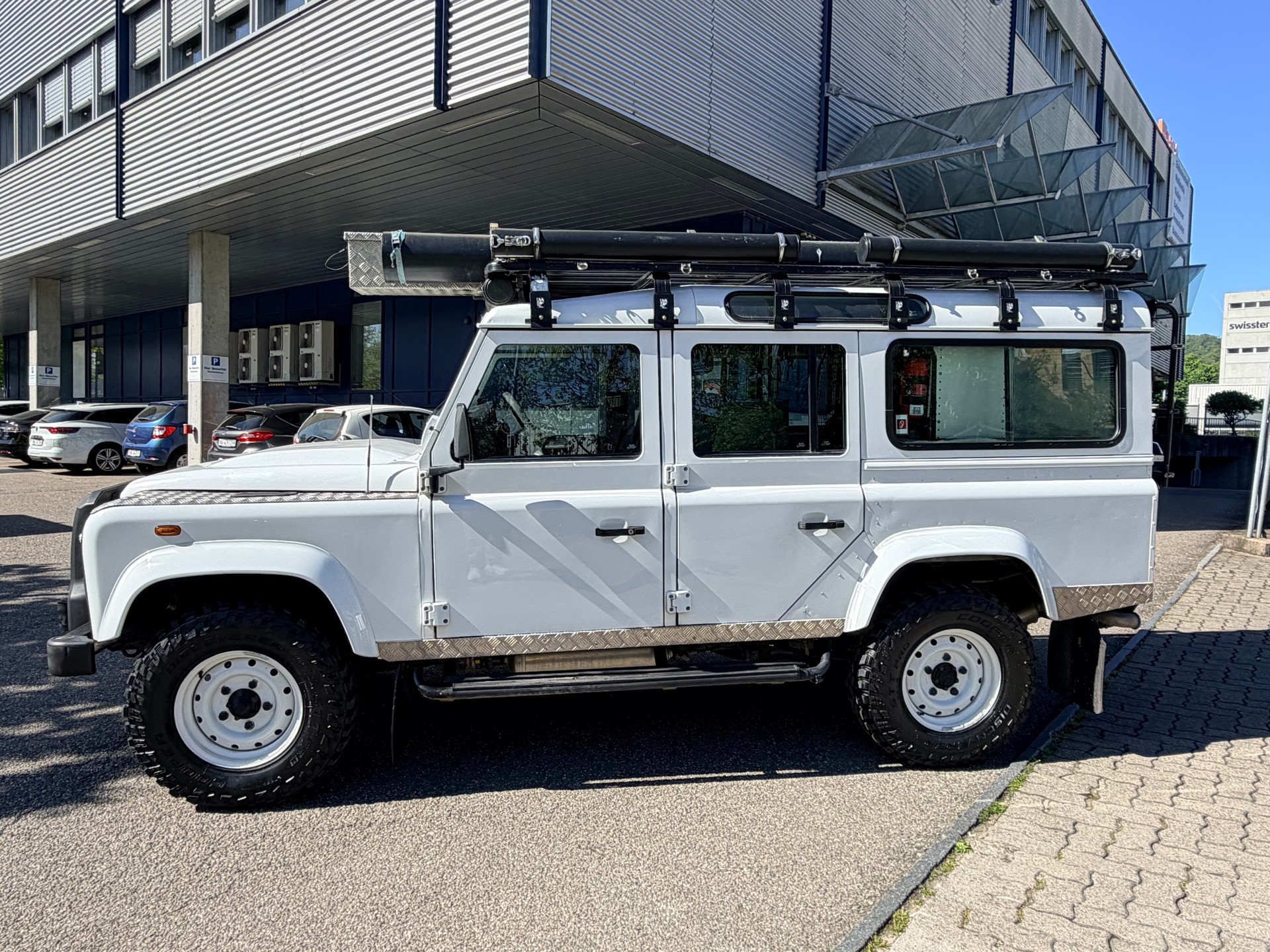 LAND ROVER Defender 110 2.2 TD4 Station Wagon-image-6