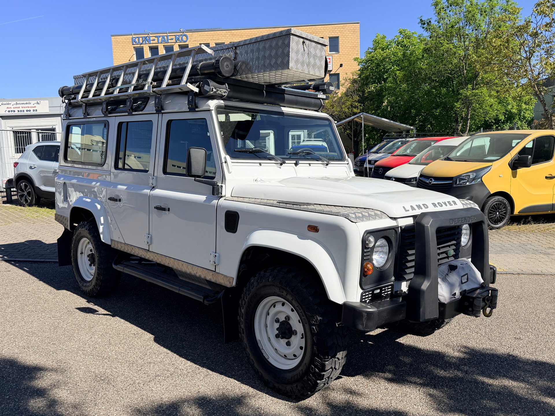LAND ROVER Defender 110 2.2 TD4 Station Wagon-image-0