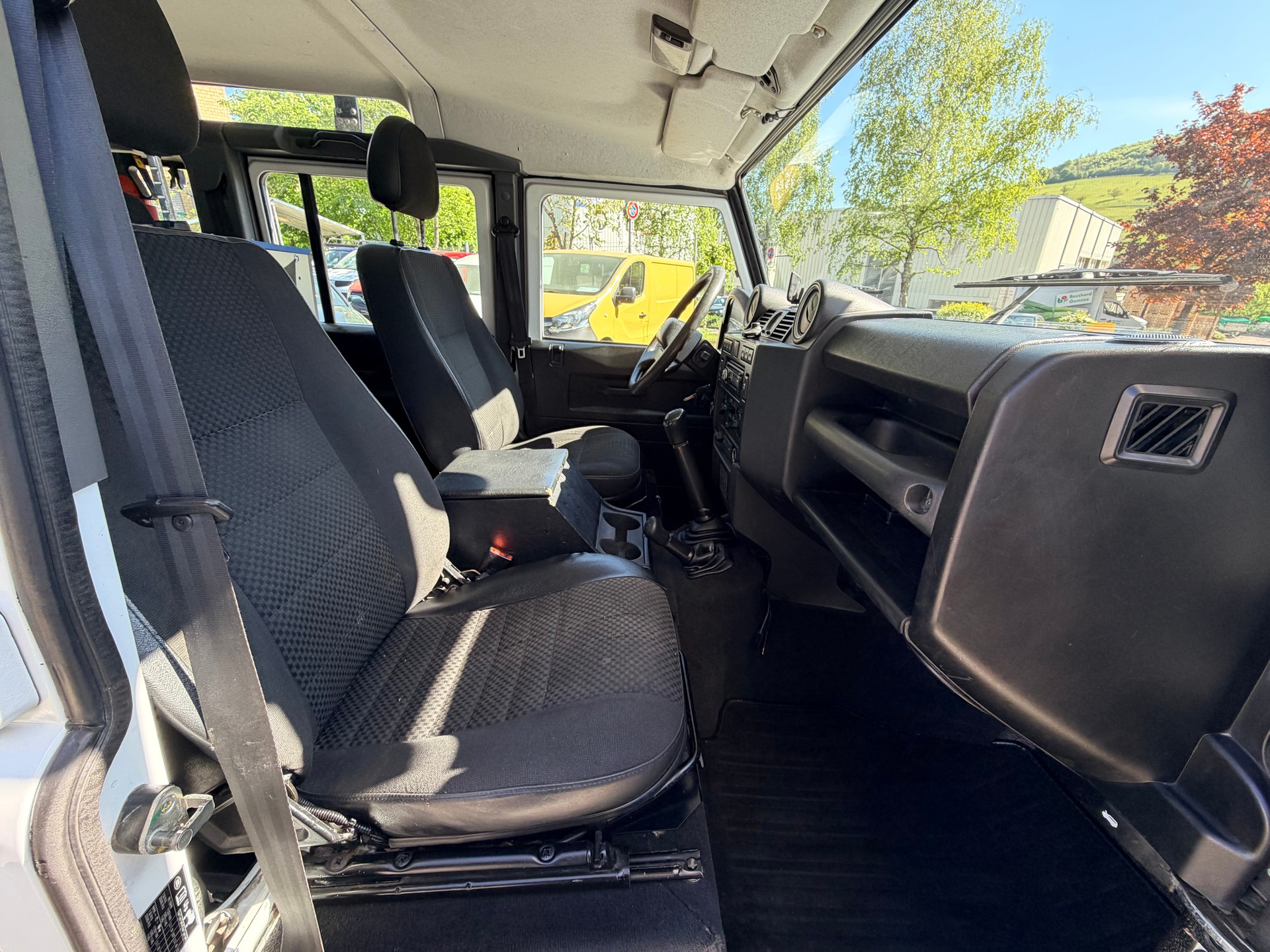 LAND ROVER Defender 110 2.2 TD4 Station Wagon-image-9